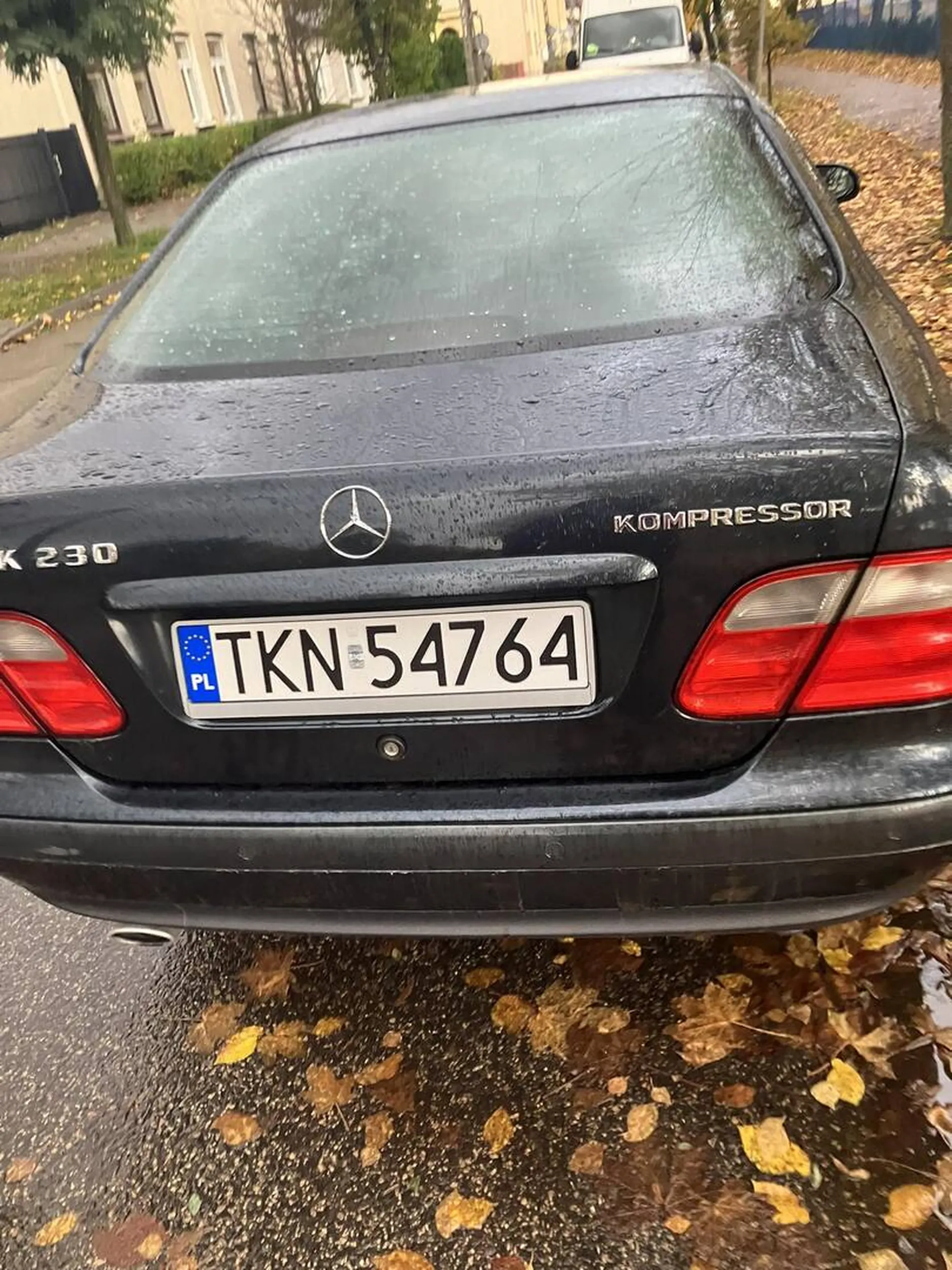 Kierowca powinien mieć zabrane prawo jazdy, nie potrafi jeździć, mistrz prostej choć nawet na prostej ma problemy z ogarnięciem mocy w samochodzie