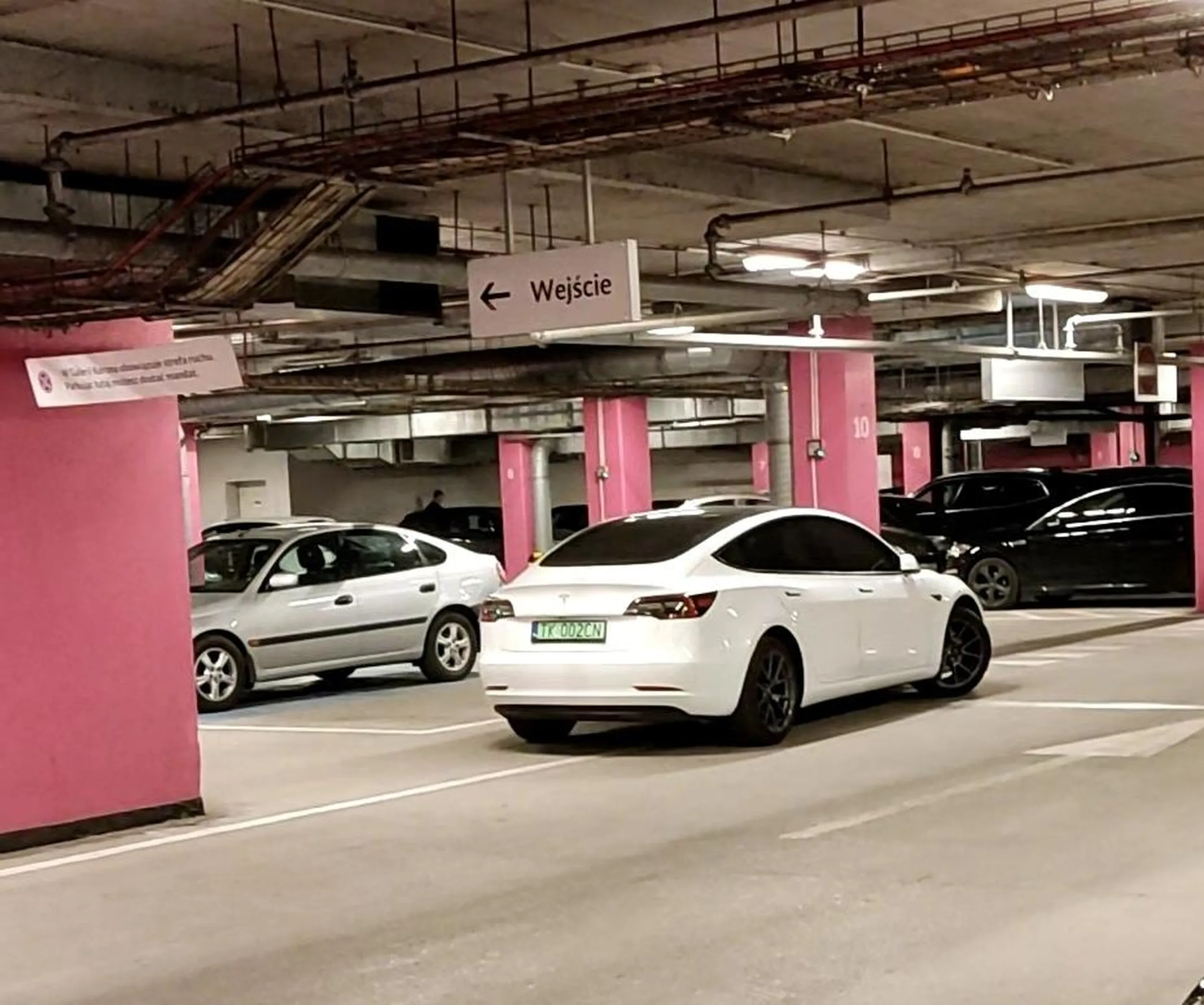 Parkowanie na srodku w galerii korona pod znakiem, że to strefa ruchu i jest zakaz parkowania, pozdro