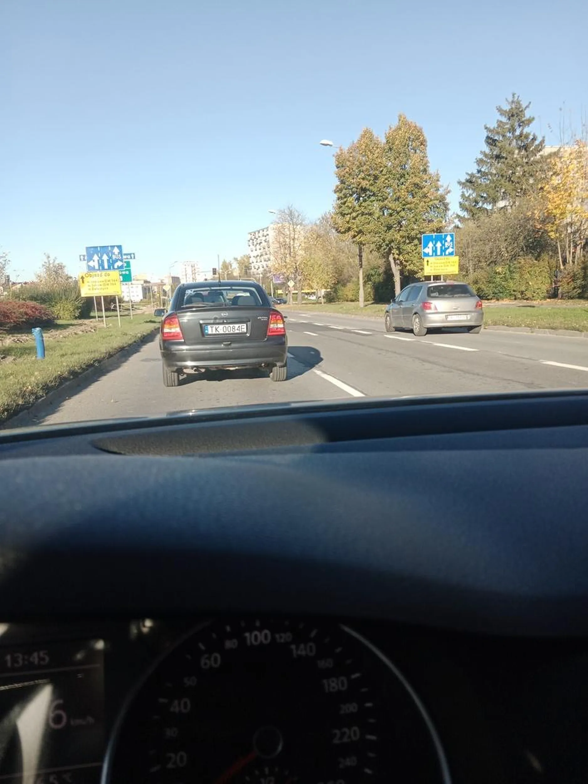 Pan najpierw zwolnił by puścić auto z pasu sąsiedniego po czym przyspiesza i na to nie pozwala...
