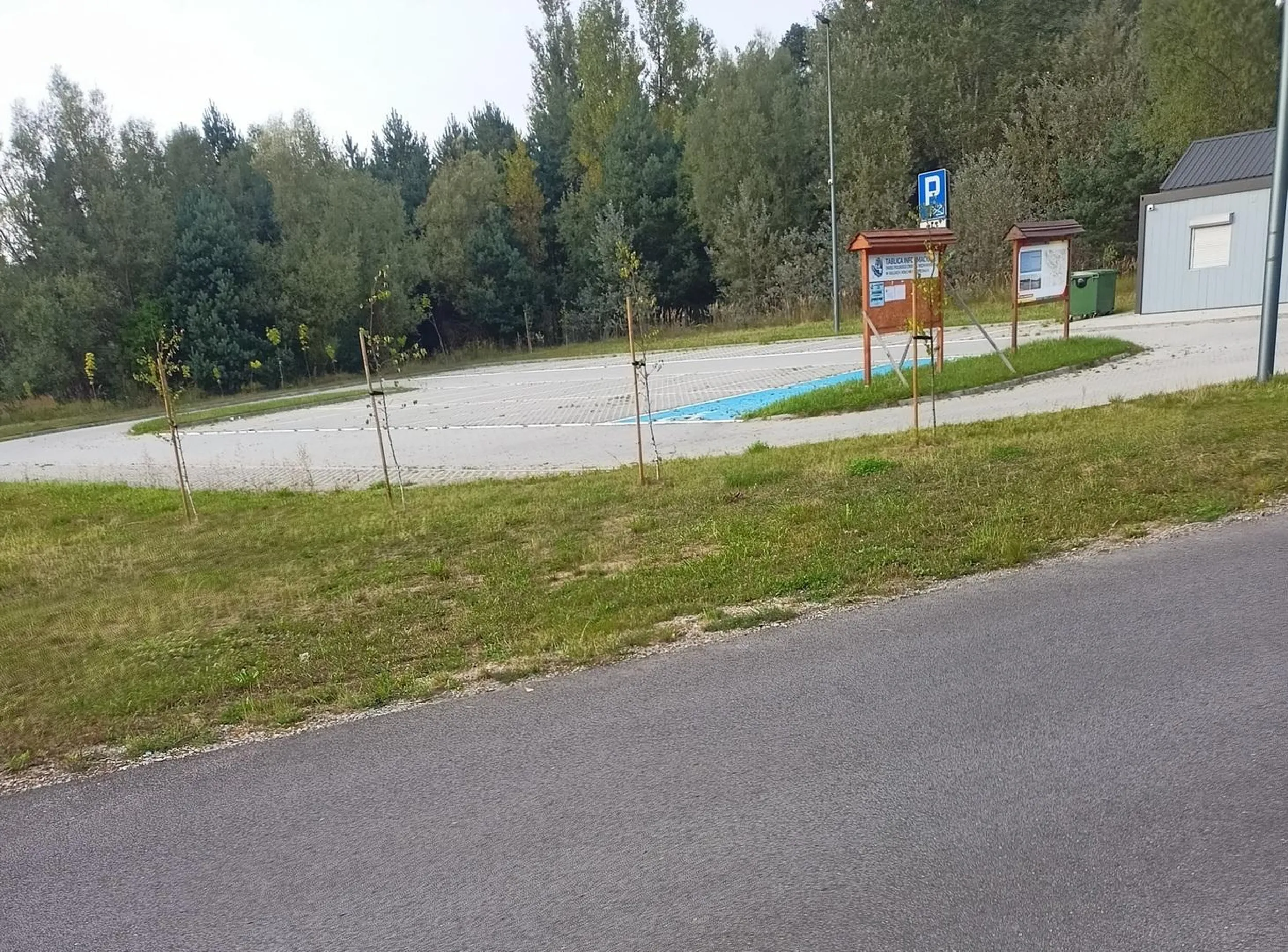 Tak spoza Kielc ale bardzo blisko. Zalew Lipowica, kilkanaście km od Kielc. Nie ma to jak pan z miasta TK0095T na wieś przyjedzie, nawet nie trzeba stosować się do przepisów i nie trzeba umieć jeździć... pewnie gdyby nie słupki to cham by wjechał dalej na chodnik i drogę dla rowerów, byle by miał bliżej... Szkoda tylko, że 50 metrów dalej pusty, darmowy parking... zdjęcie 26.08.23