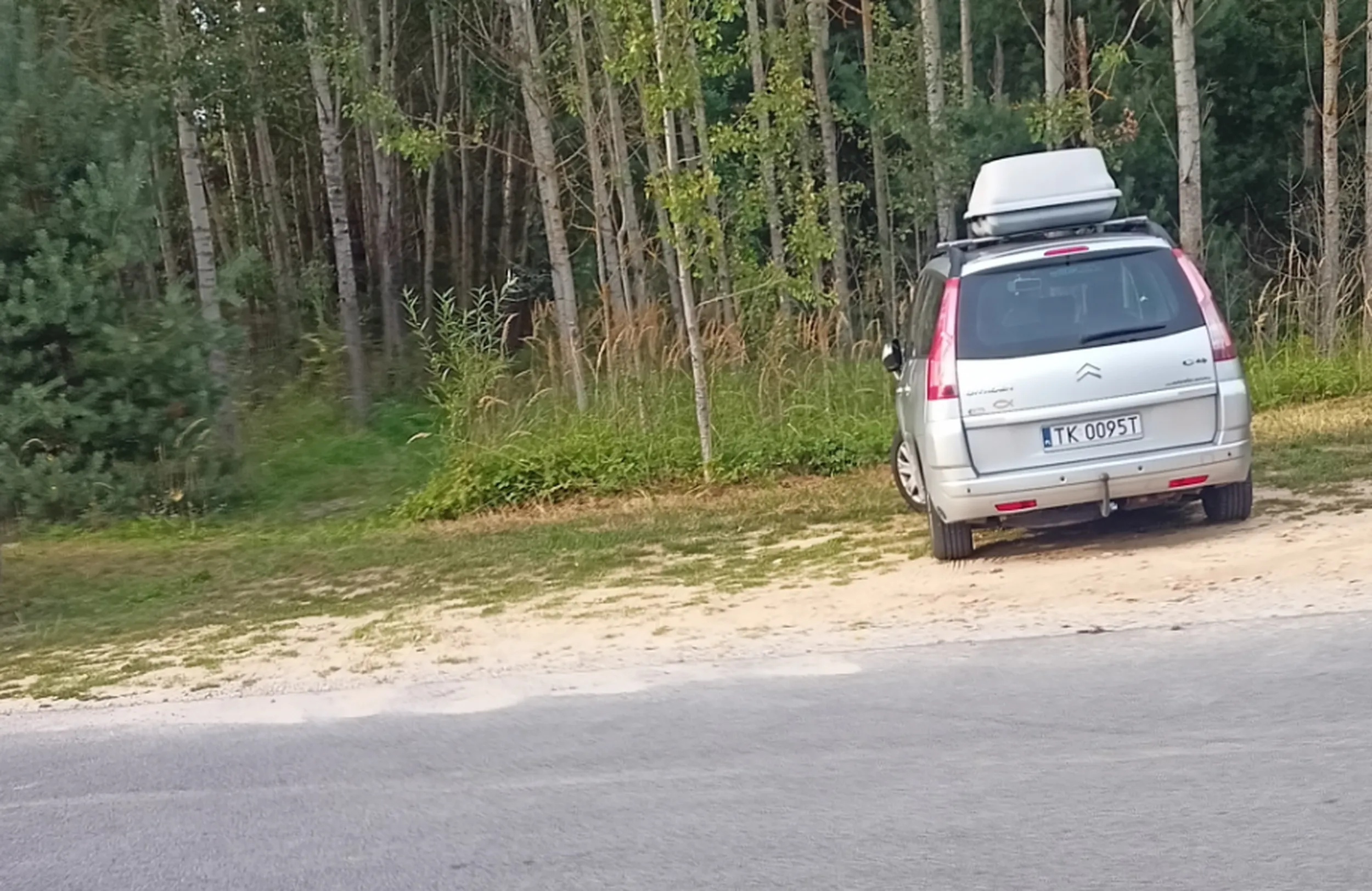 Tak spoza Kielc ale bardzo blisko. Zalew Lipowica, kilkanaście km od Kielc. Nie ma to jak pan z miasta TK0095T na wieś przyjedzie, nawet nie trzeba stosować się do przepisów i nie trzeba umieć jeździć... pewnie gdyby nie słupki to cham by wjechał dalej na chodnik i drogę dla rowerów, byle by miał bliżej... Szkoda tylko, że 50 metrów dalej pusty, darmowy parking... zdjęcie 26.08.23