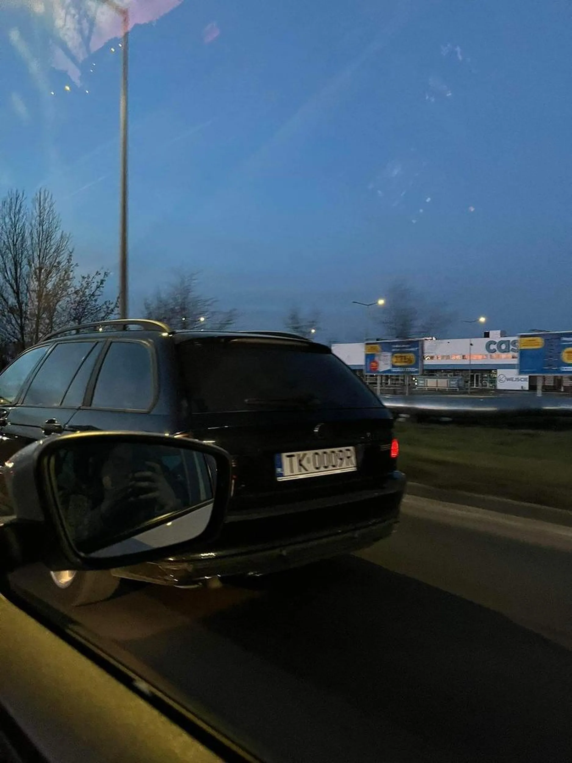 Kolejny Pan w BMW trasa s7 w stronę Warszawy brak kierunków jechanie na zderzaku + Polski klasyk kiepowanie za okno burak uwaga zwrócenie uwagi nie pomaga a wręcz takiego osobnika rozjusza dzicz . ?