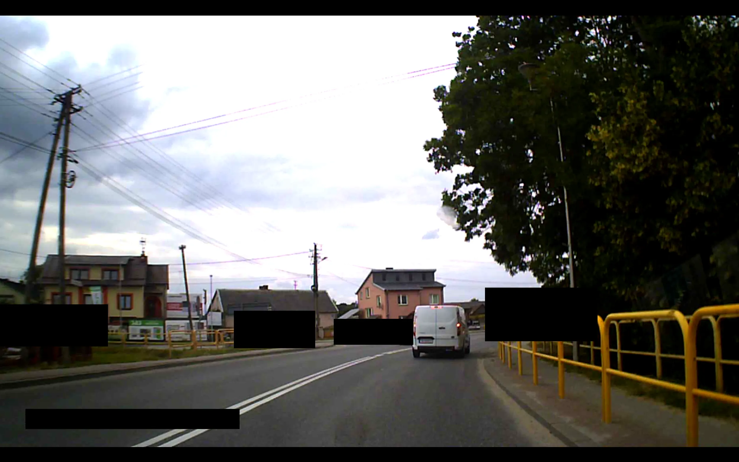 Obs***iec przepuszcza sznur samochodów z lewej strony i przez ponad minutę nie ma zamiaru ruszyć d**y! Jak zatrąbisz, to SZERYFUJE i porusza się prędkością niższą niż jego babka w sanatorium!