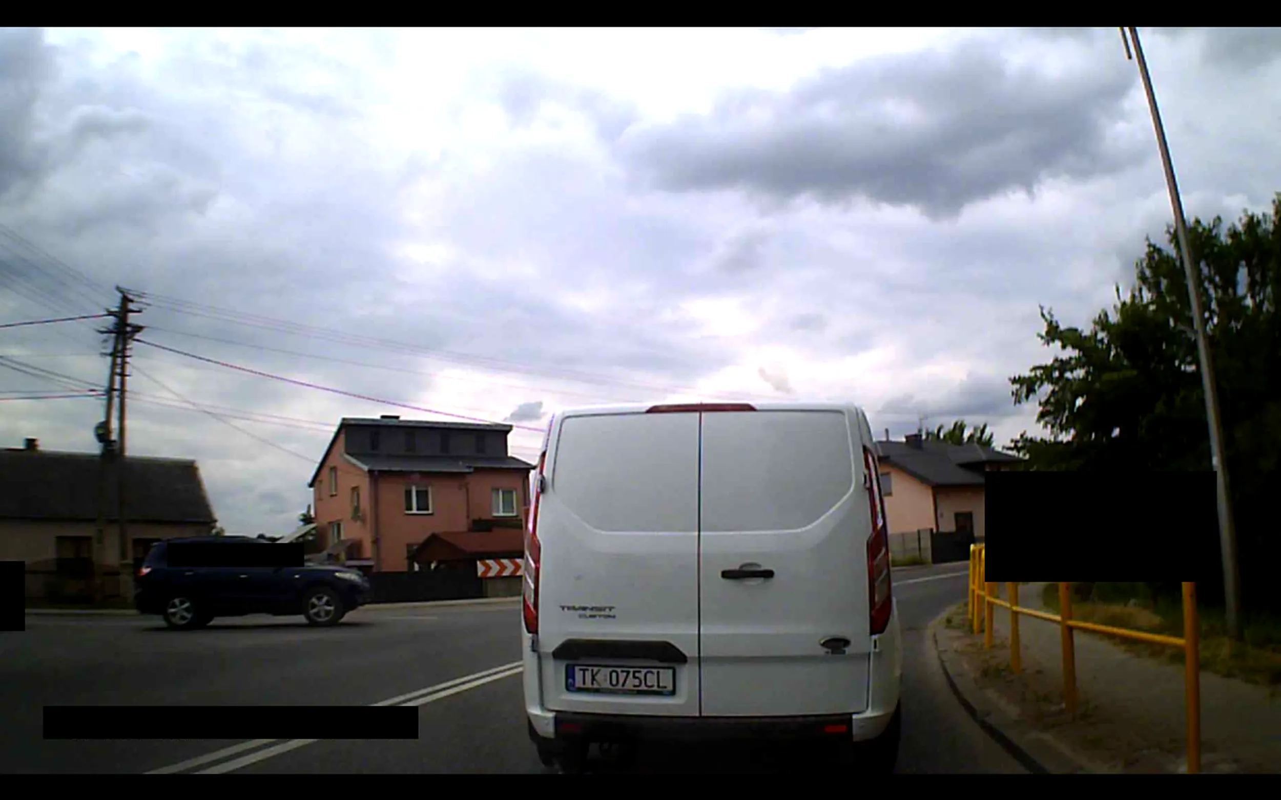 Obs***iec przepuszcza sznur samochodów z lewej strony i przez ponad minutę nie ma zamiaru ruszyć d**y! Jak zatrąbisz, to SZERYFUJE i porusza się prędkością niższą niż jego babka w sanatorium!