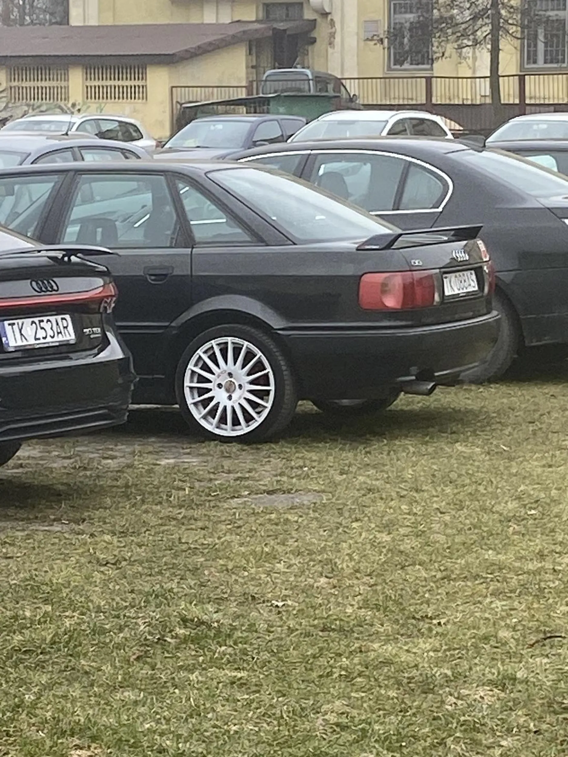 Złomek z filmu auta zapierdala za kierownicą. Umyj się bo tłuszcz ci z włosów cieknie