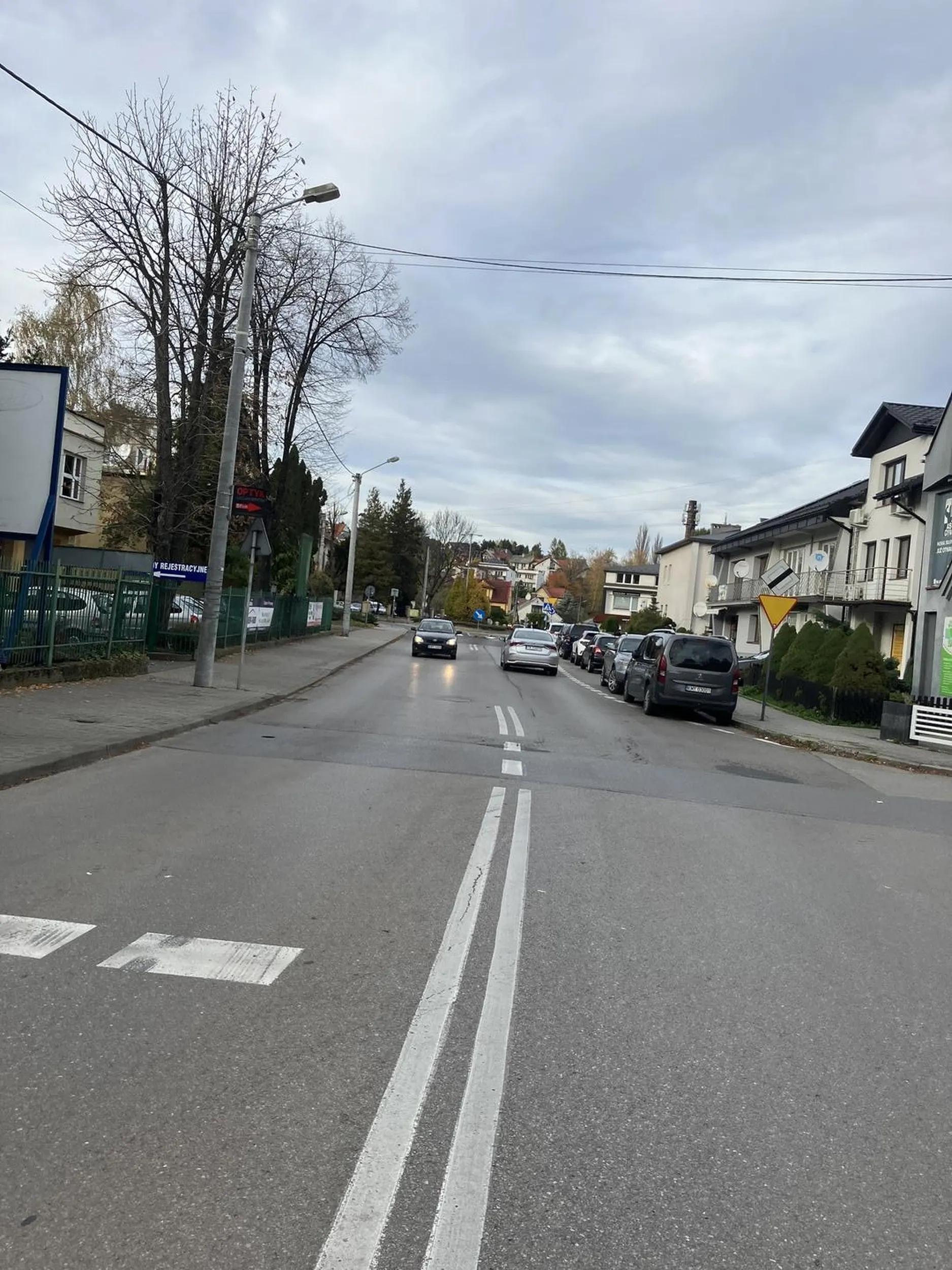 Pieszy znajdował sie w 1/3 przejścia a typ wjeżdża rozpędzony na to przejście i mija o centymetry.  przekroczona prędkość w terenie zabudowanym, obok szkoła… brak słów