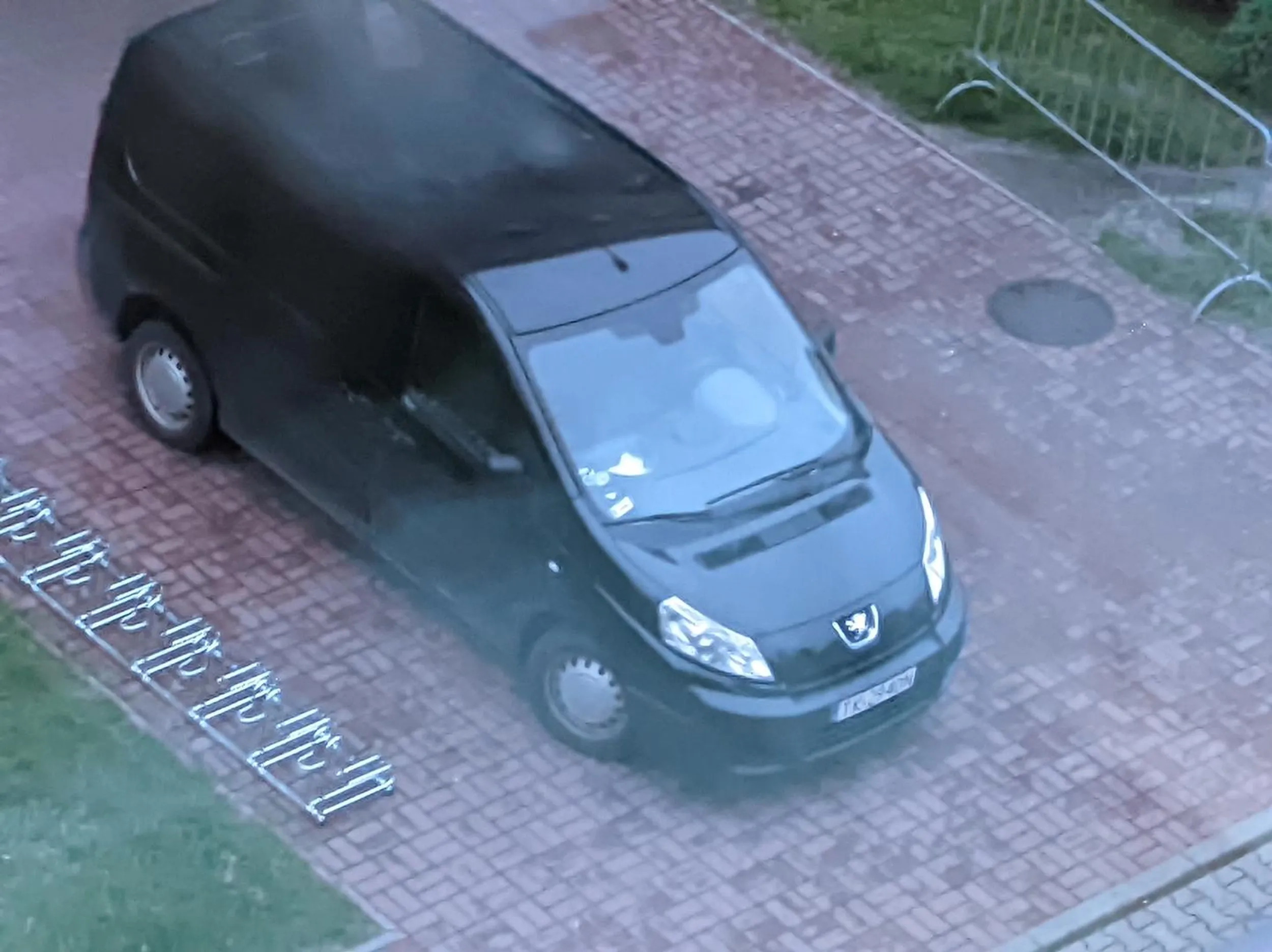 Parkuje na miejscu dla rowerów i na chodniku