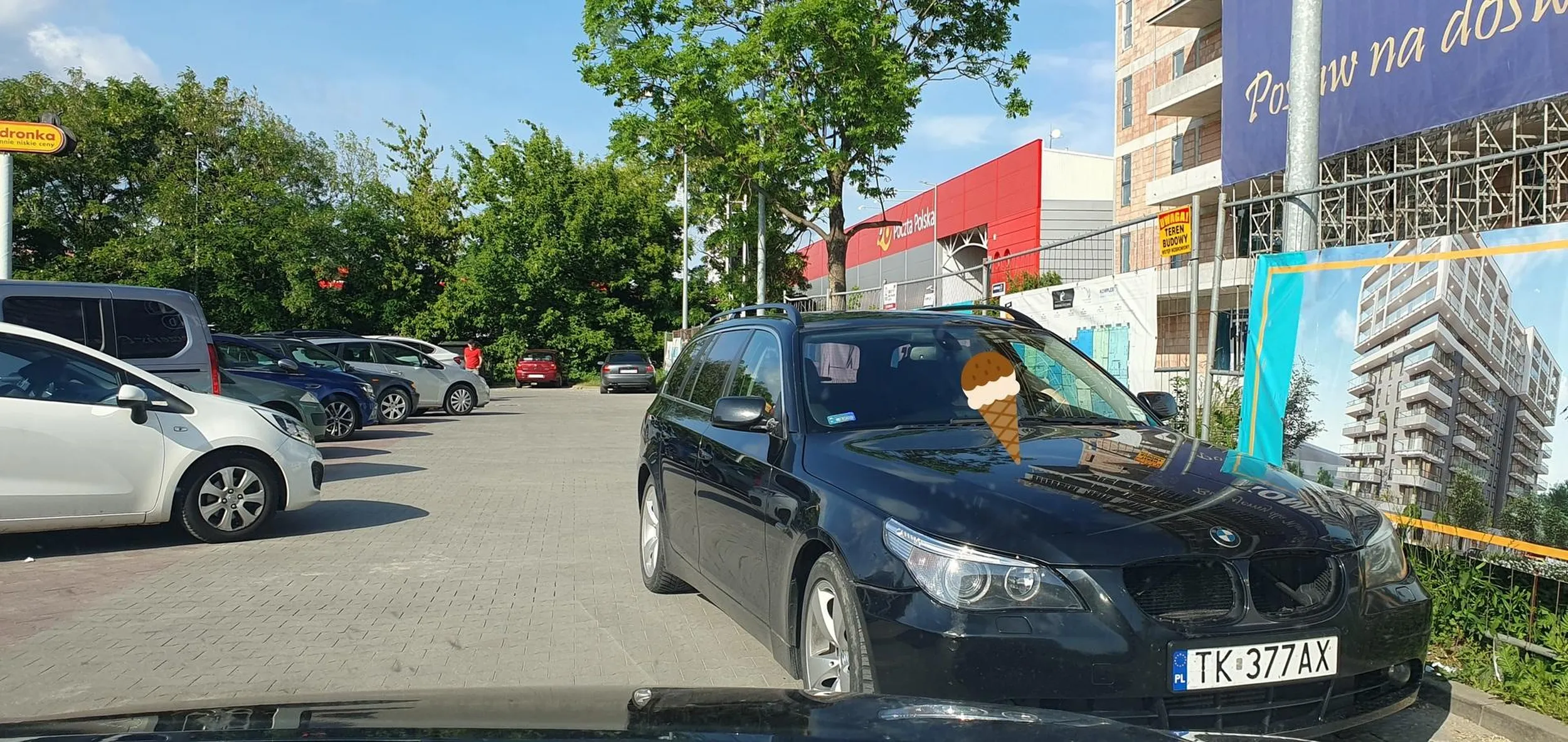 Wymusza pierszeństwo na parkingu, następnie zastawia drogę i żąda żeby go puścić pod prąd ? PS. Loda sobie opierdoliłeś wzorowo, widać że ćwiczysz często z kolegami.
