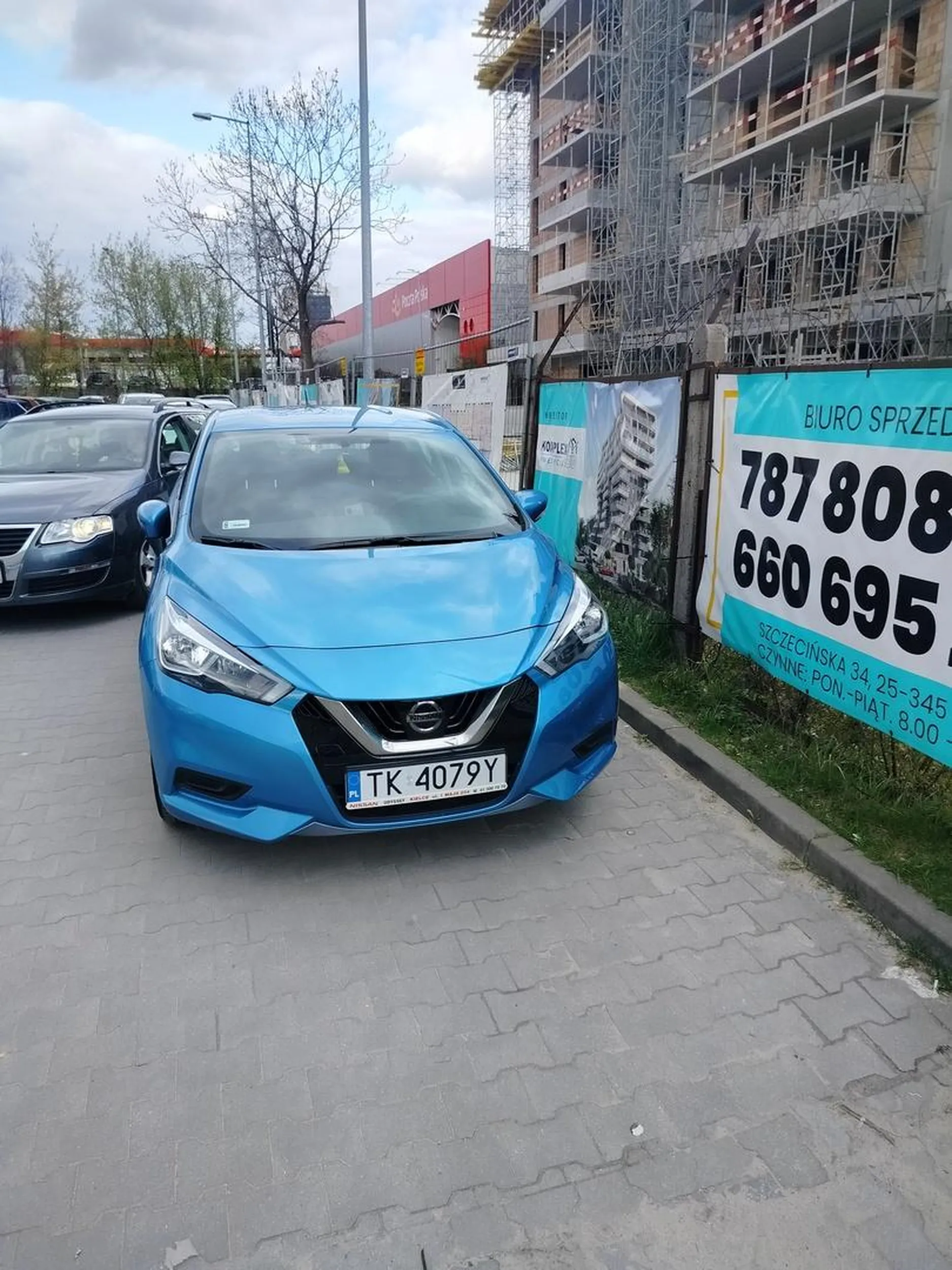 Jak nie masz gdzie zaparkować cepie to nie blokuj zakrętu. Następnym razem zostaw pod blokiem i jedź autobusem.