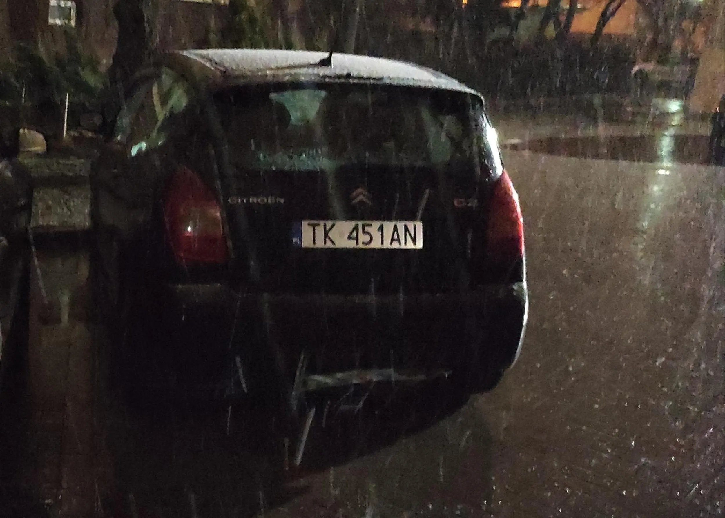 Kretynie to nie jest miejsce parkingowe. Życzę ci żeby ci się struś zesrał na ten złom. Piechota na parking policyjny da ci dużo do myślenia, zastanów się nad tym