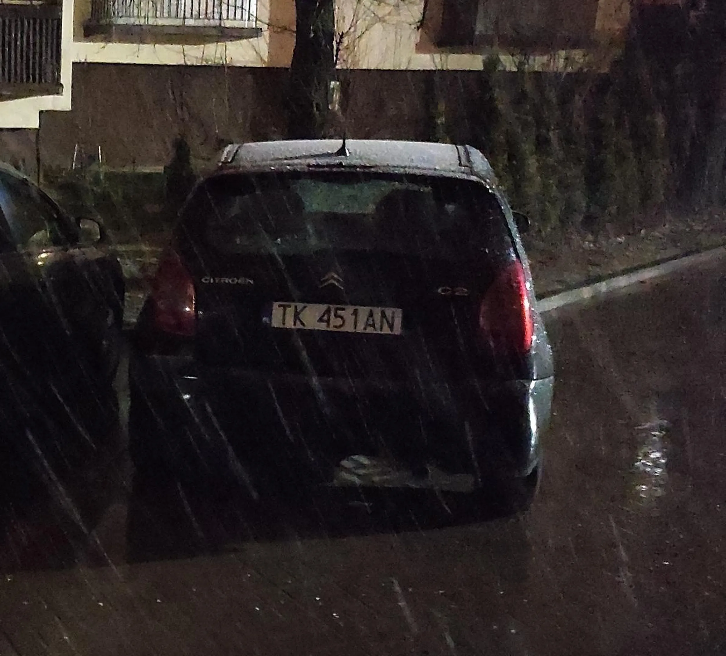 Kretynie to nie jest miejsce parkingowe. Życzę ci żeby ci się struś zesrał na ten złom. Piechota na parking policyjny da ci dużo do myślenia, zastanów się nad tym