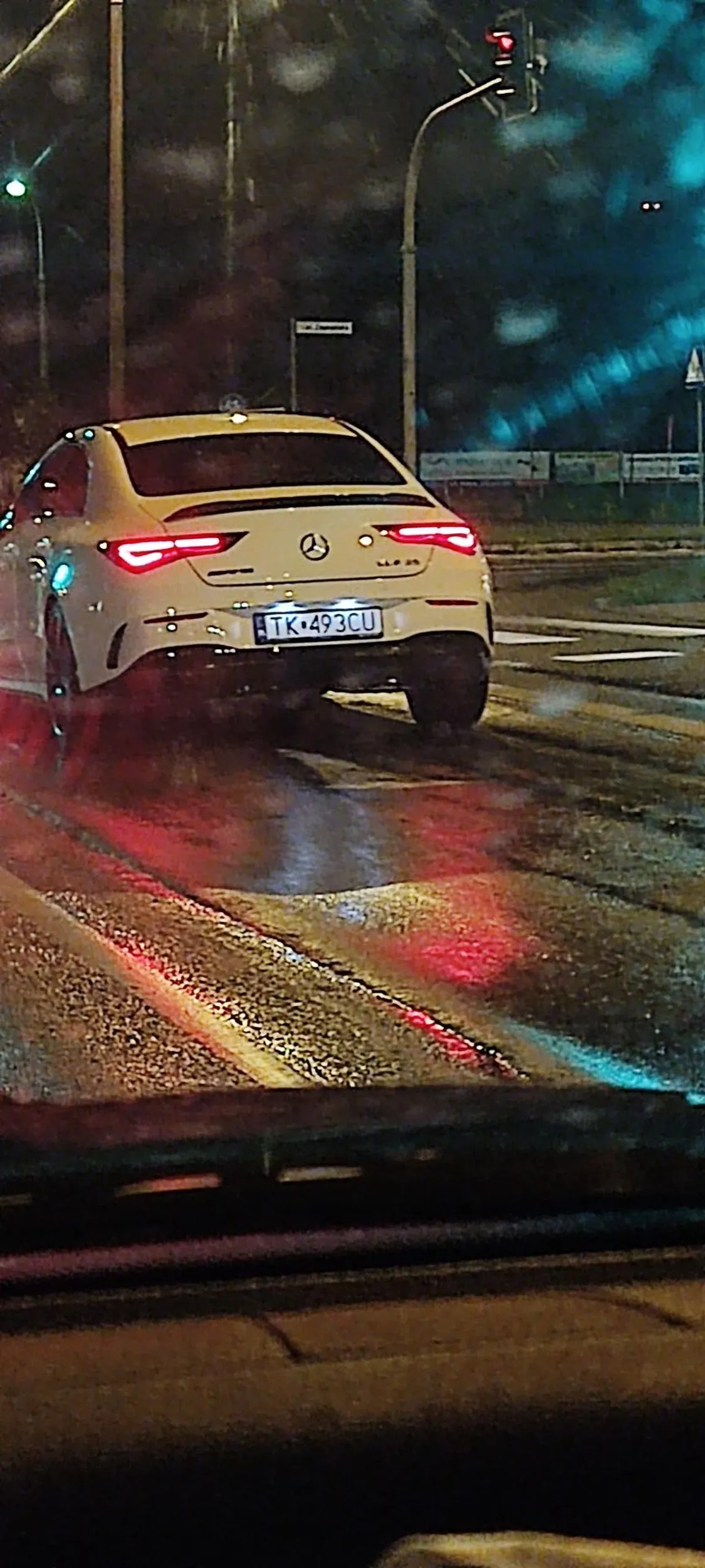 Urządza sobie rajdy na ulicy i jeździ na zderzaku.