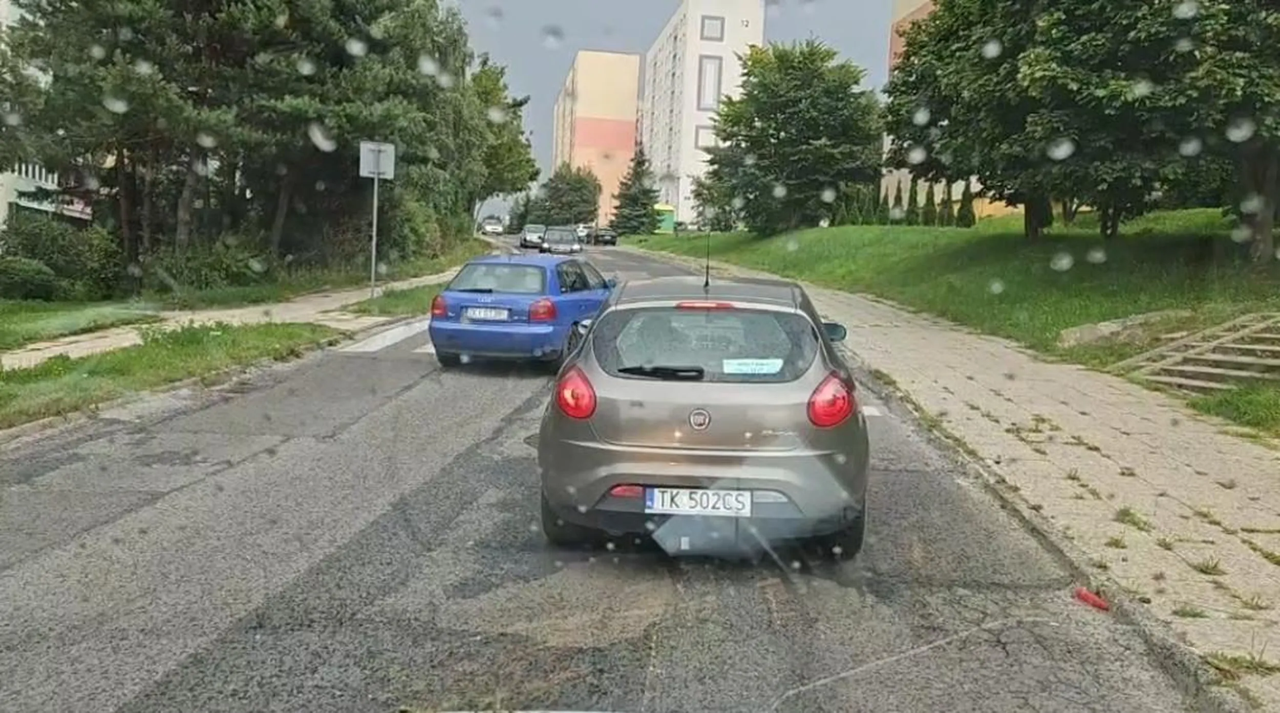 Tak bardzo szanuje zdanie innych, że w momencie kiedy ktoś już ma inne zdanie, blokuje całkowicie ruch w mieście bo tak. Naprawdę niezależnie od poglądów trzema mieć na****e we łbie żeby tak się zachowywać. Stwarza zagrożenie stając centralnie przed pasami i zmuszając innych do wymijania bezpośrednio na przejsciu dla pieszych. Prawko do zabrania