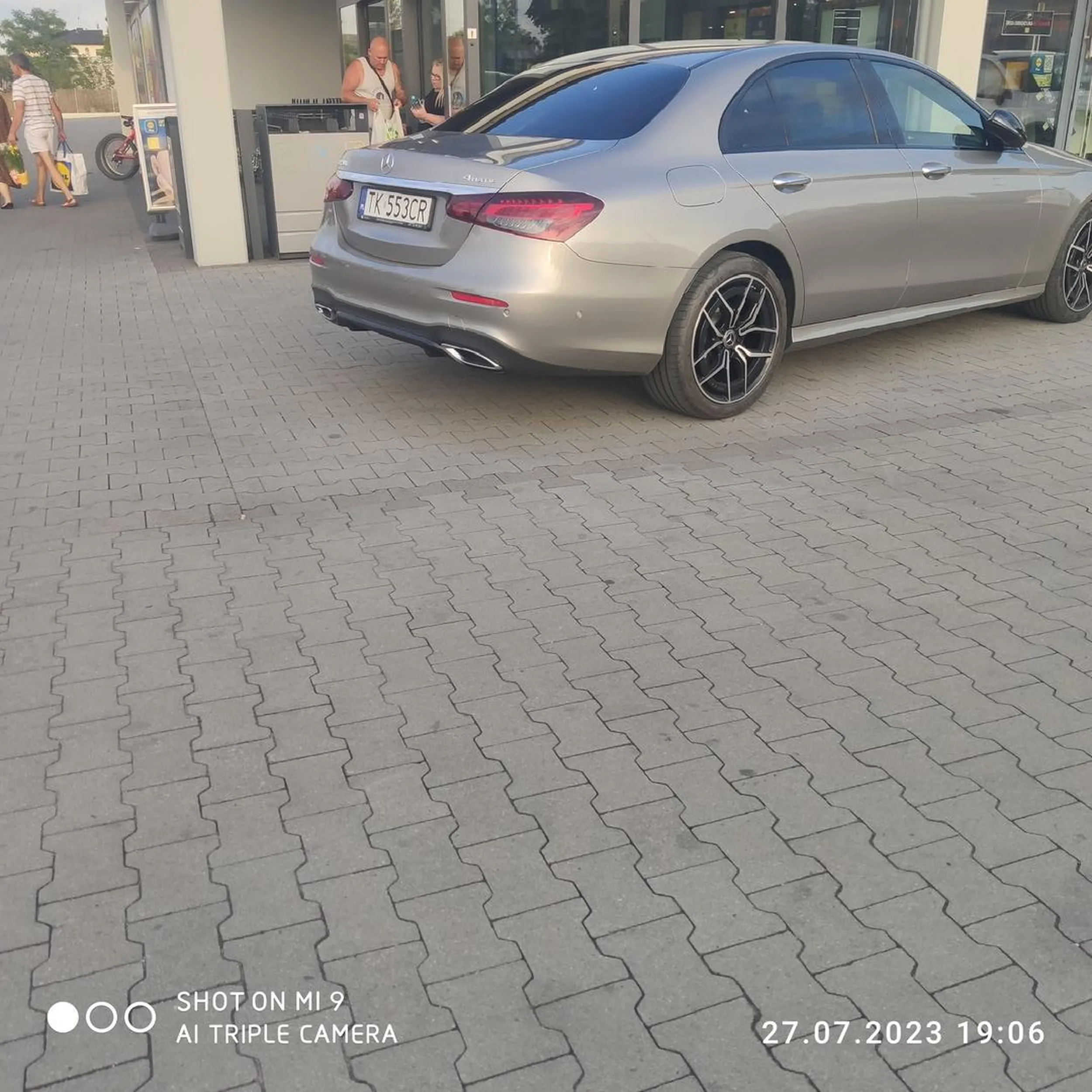 Bogol z Kielc chciał być bliżej żłoba  ( Lidl Radom ul. Główna)