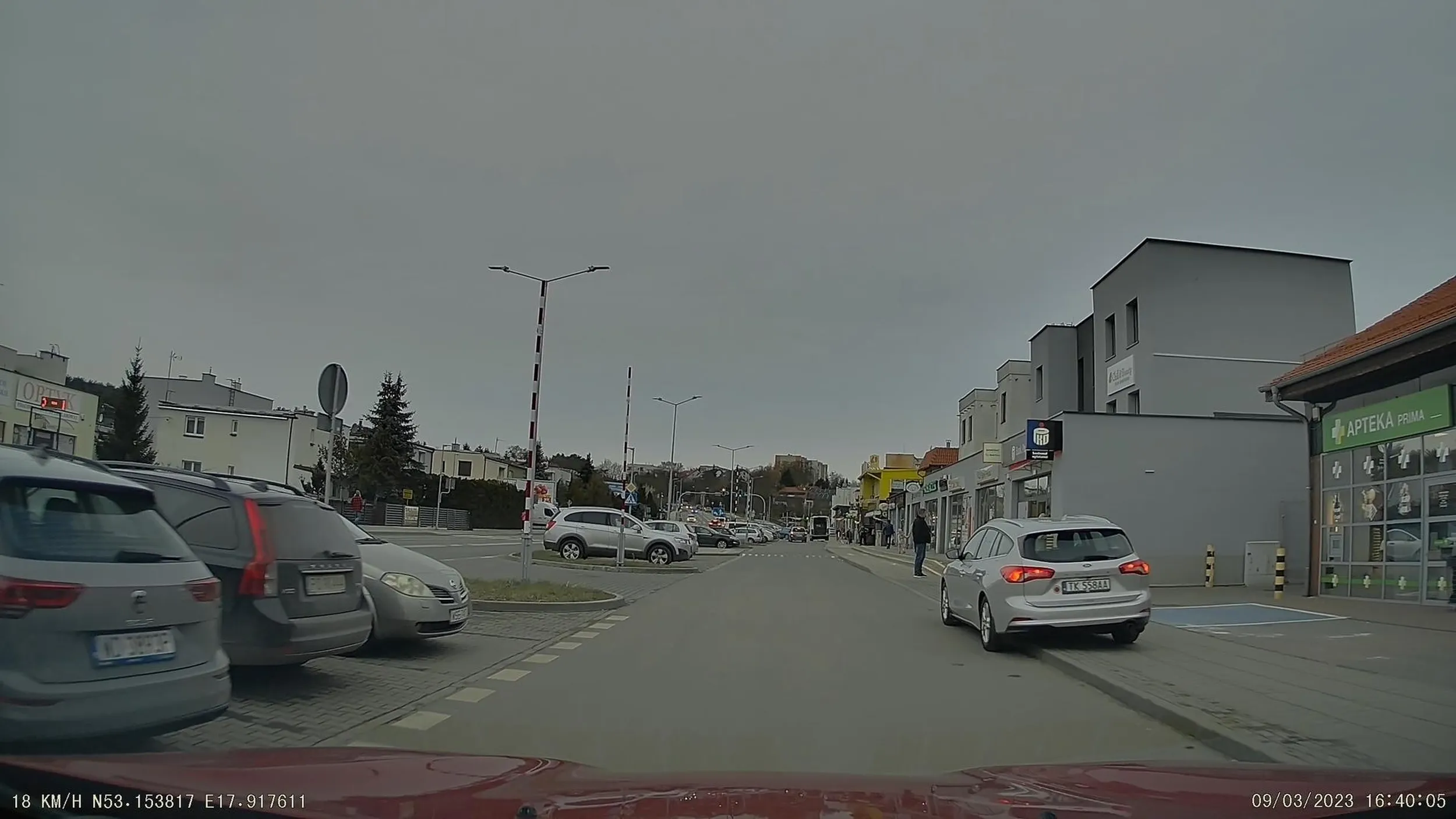 tyle parkingu ale nie, ty musisz niszczyć chodnik i zanieczyszczać środowisko...