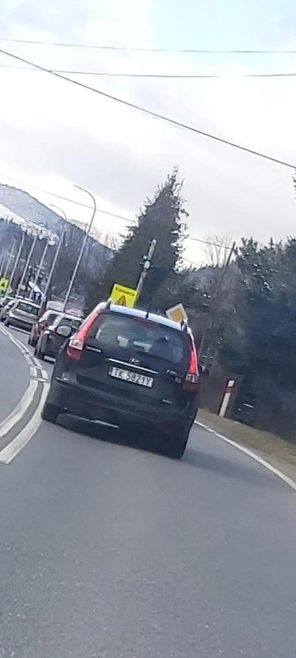 Jakaś masakra. Typ wyprzedał po 2 samochody naraz na zakrętach i podwójnej ciągłej, w razie potrzeby wymuszał na samochodach zrobienie większego odstępu, by się między nimi zmieścić... pomijając fakt, że siedział każdemu ciągle na ogonie...