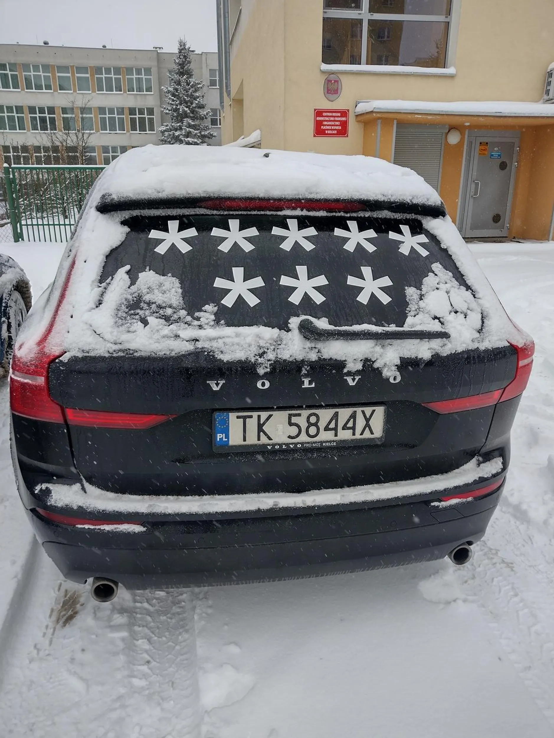 Patologia Obywatelska tak parkuje pod szkołą i się nie wstydzi wulgarnych patologicznych gwiazdek.