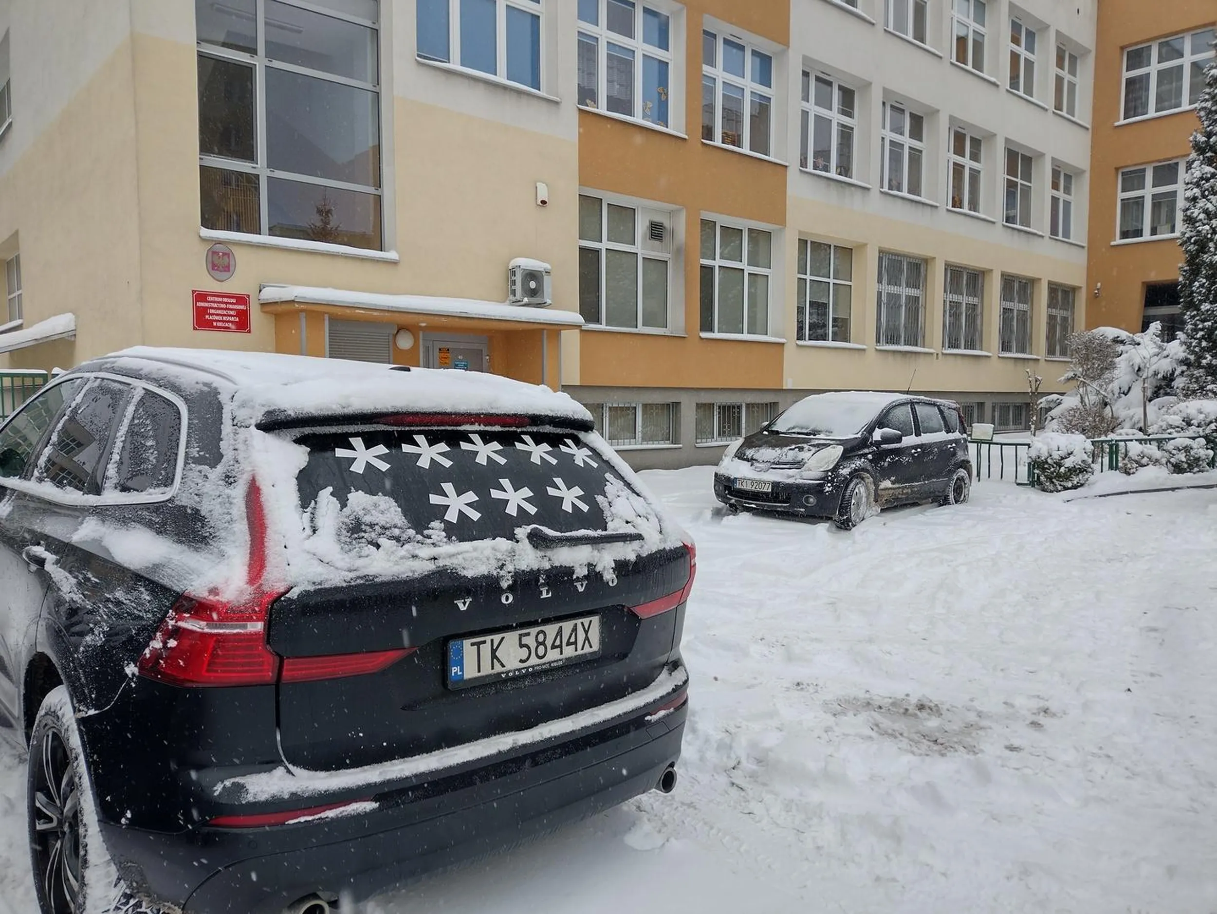 Patologia Obywatelska tak parkuje pod szkołą i się nie wstydzi wulgarnych patologicznych gwiazdek.