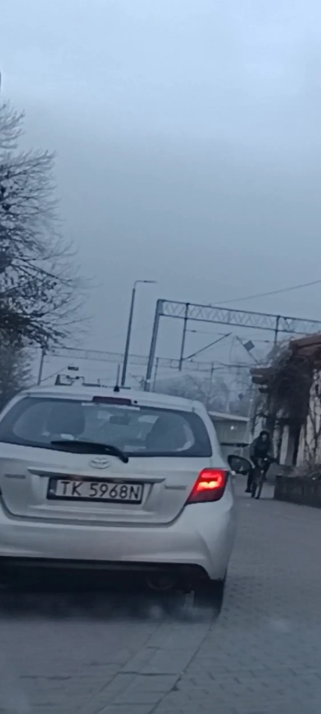 Postój na chodniku i na zakazie zatrzymywania się i postoju