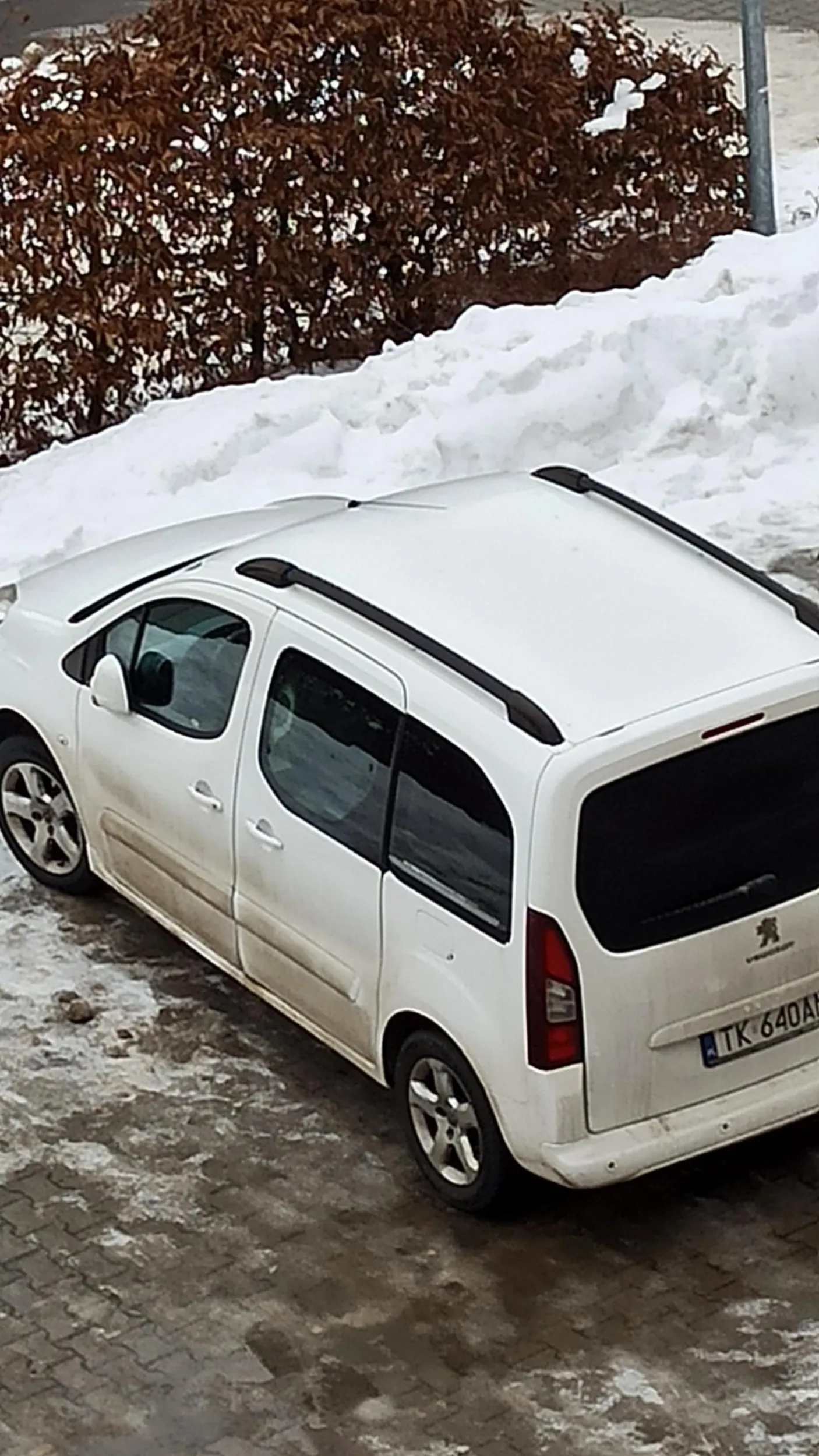 Parkuje na 2 miejscach parkingowych. Skandal.