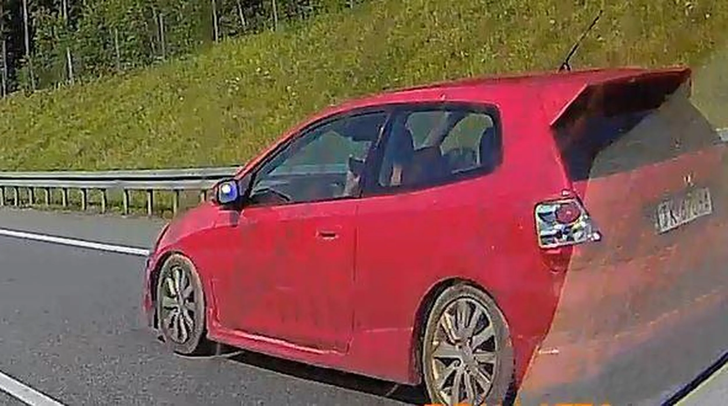 Czy dzwoni do chłopaka, żeby szybko wstawiał ziemniaki, bo Civic już ledwo daje radę? Może po zakupie ziemniaków nawet na OC nie starczyło.