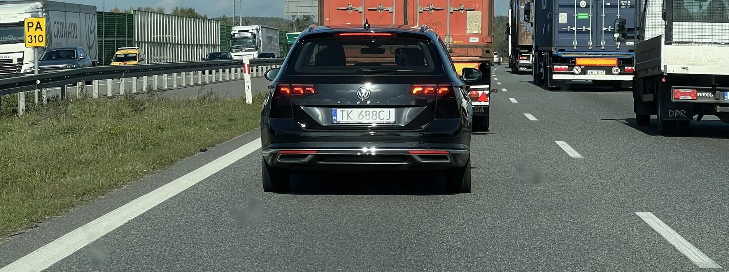 Na A1 zajeżdża drogę, hamuje, wprowadza zagrożenie, jedzie na zderzaku, specjalnie wyjeżdża i blokuje - ostrzegam przed kierowcą