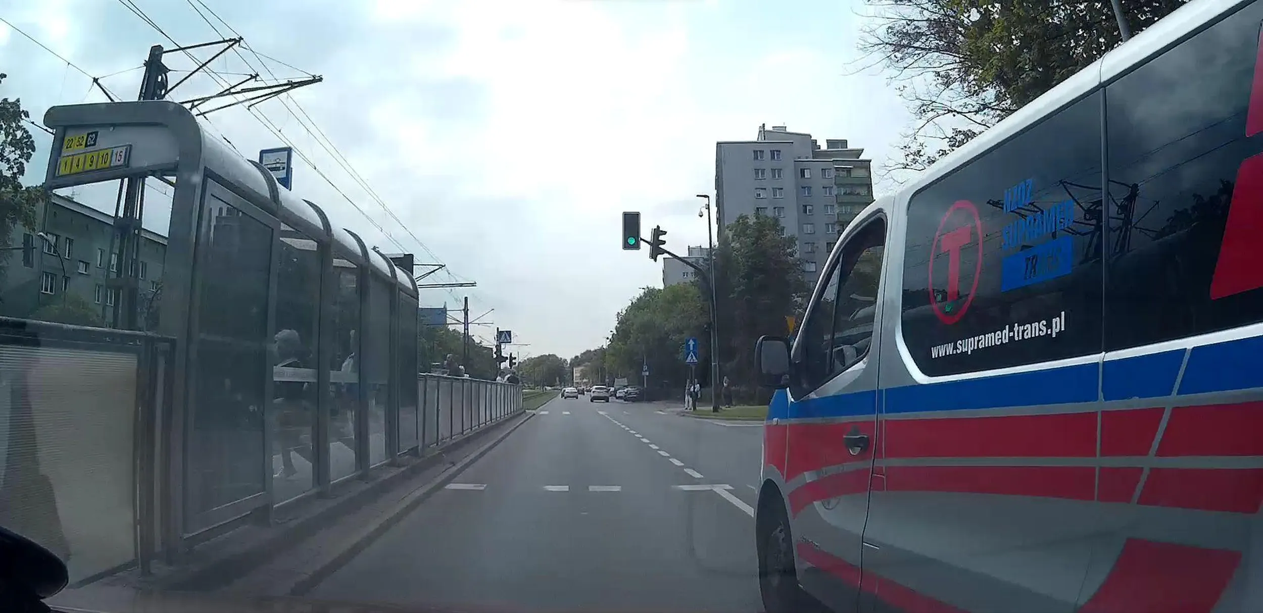 Widzę nie pierwszy raz... Panu wydawało się, że mu zajechałem drogę, zmieniając pas, będąc dobre 3m przed nim (w mieście, przy ~30km/h). Więc jechał za mną kolejne 300m ciagle trąbiąc, w końcu wyprzedził z prawej strony i wpychając się na lewy pas zahamował mi przed maską :) Niby karetka, a sam jest najwyraźniej inwalidą umysłowym.