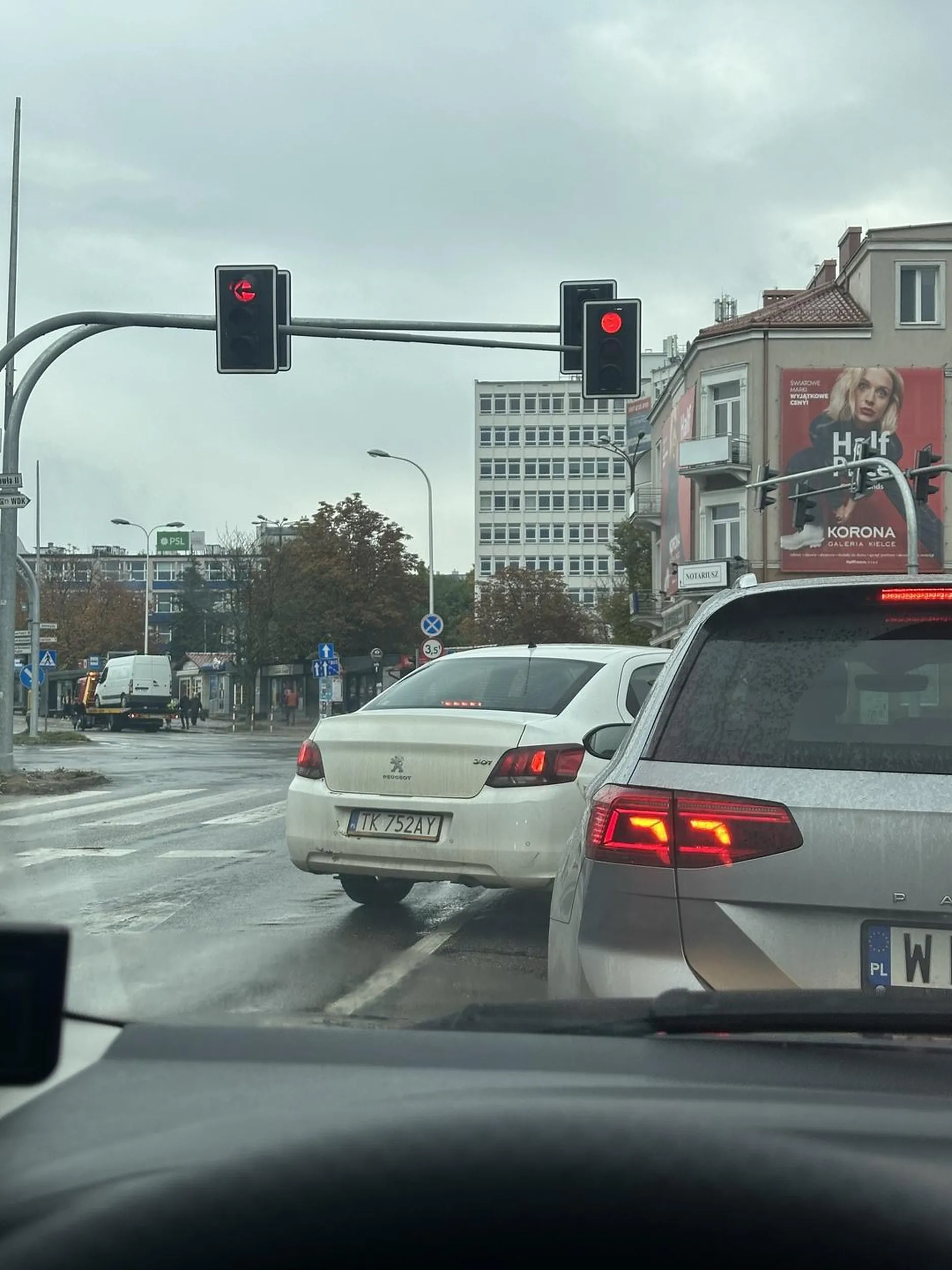 naucz się cepie jeździć bo wymuszasz i wjeżdżasz przed maskę auta! Jeżeli zmieniasz pas to rób to wcześniej a nie wjeżdżasz na czerwonym przed samochody