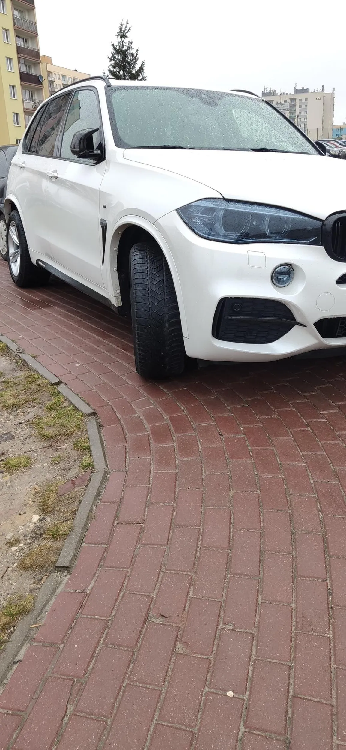 Parkowanie na całym chodniku :/