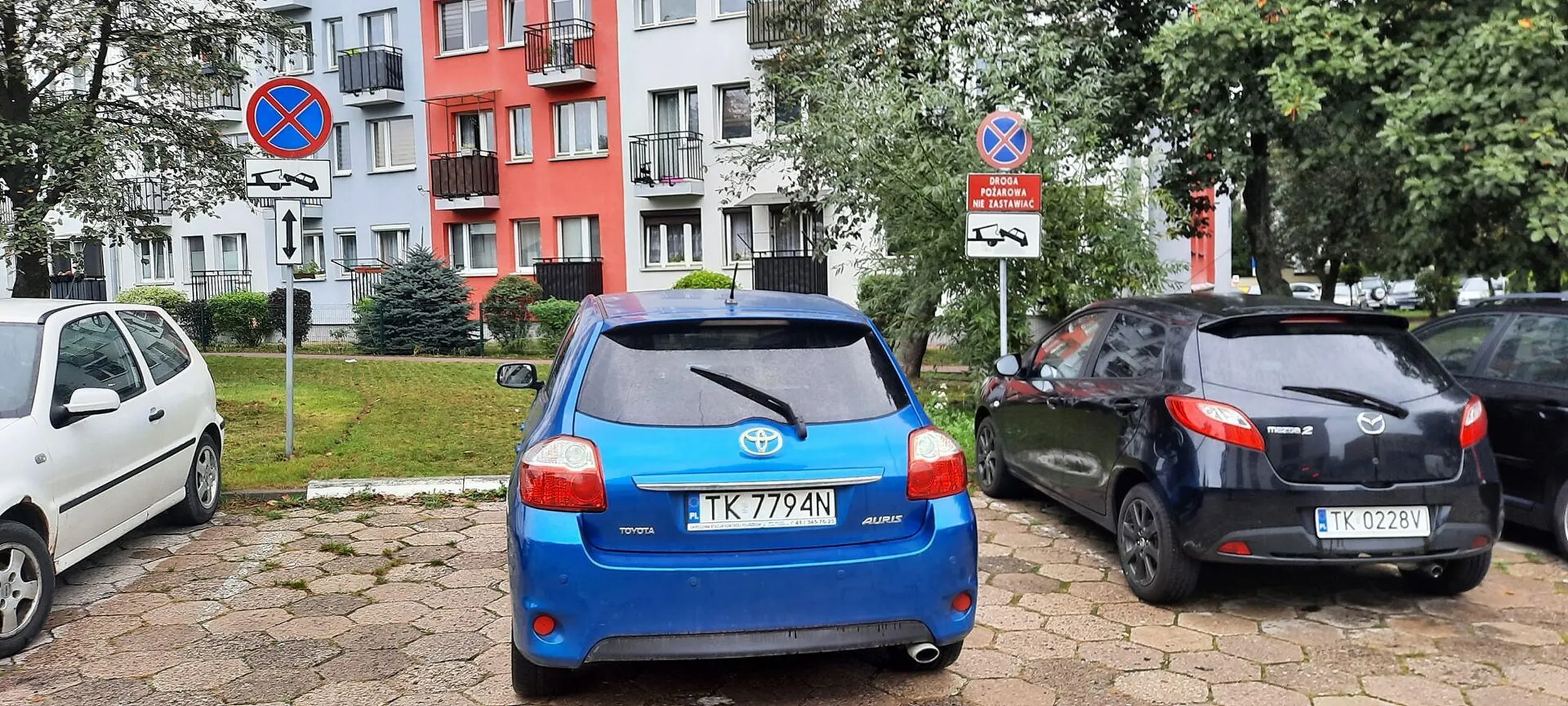 Stara krowa, która parkuje na drodze przeciwpożarowej i jeszcze twierdzi, że ma to w d.... Niemiły i głupi babsztyl