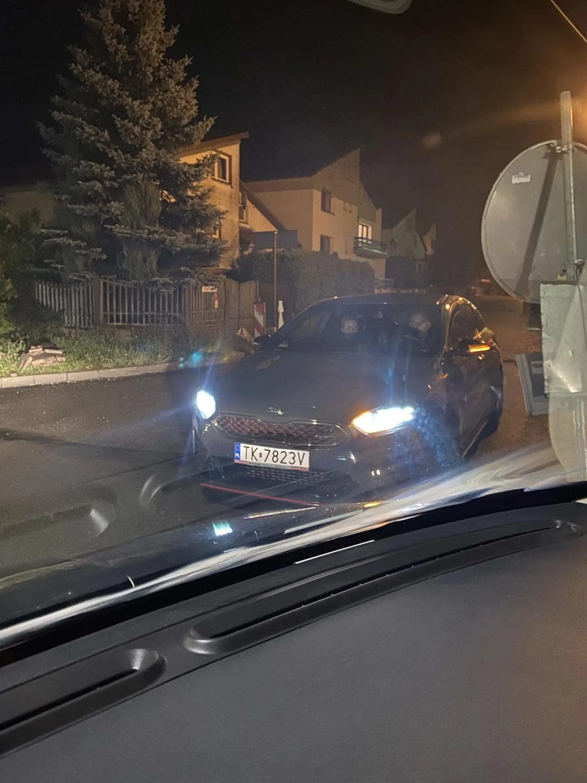 Pan lubi jeździć pod prąd ? niby Kielce a jednak Anglia ? proszę pana ruch w Polsce jest prawostronny !