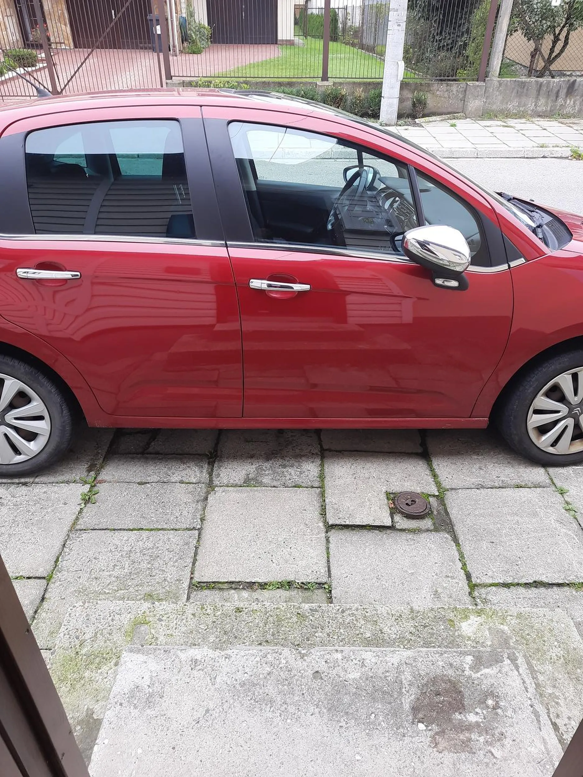 Kierowca nie zdaje sobie chyba sprawy, że w tym domu się mieszka. Przyjazd karetki pogotowia i zabranie chorego z domu, niemożliwy. Ponieważ kierowca zastawił wejście do domu. Rozumu i wyobraźni życzę, może jeszcze się pojawi.