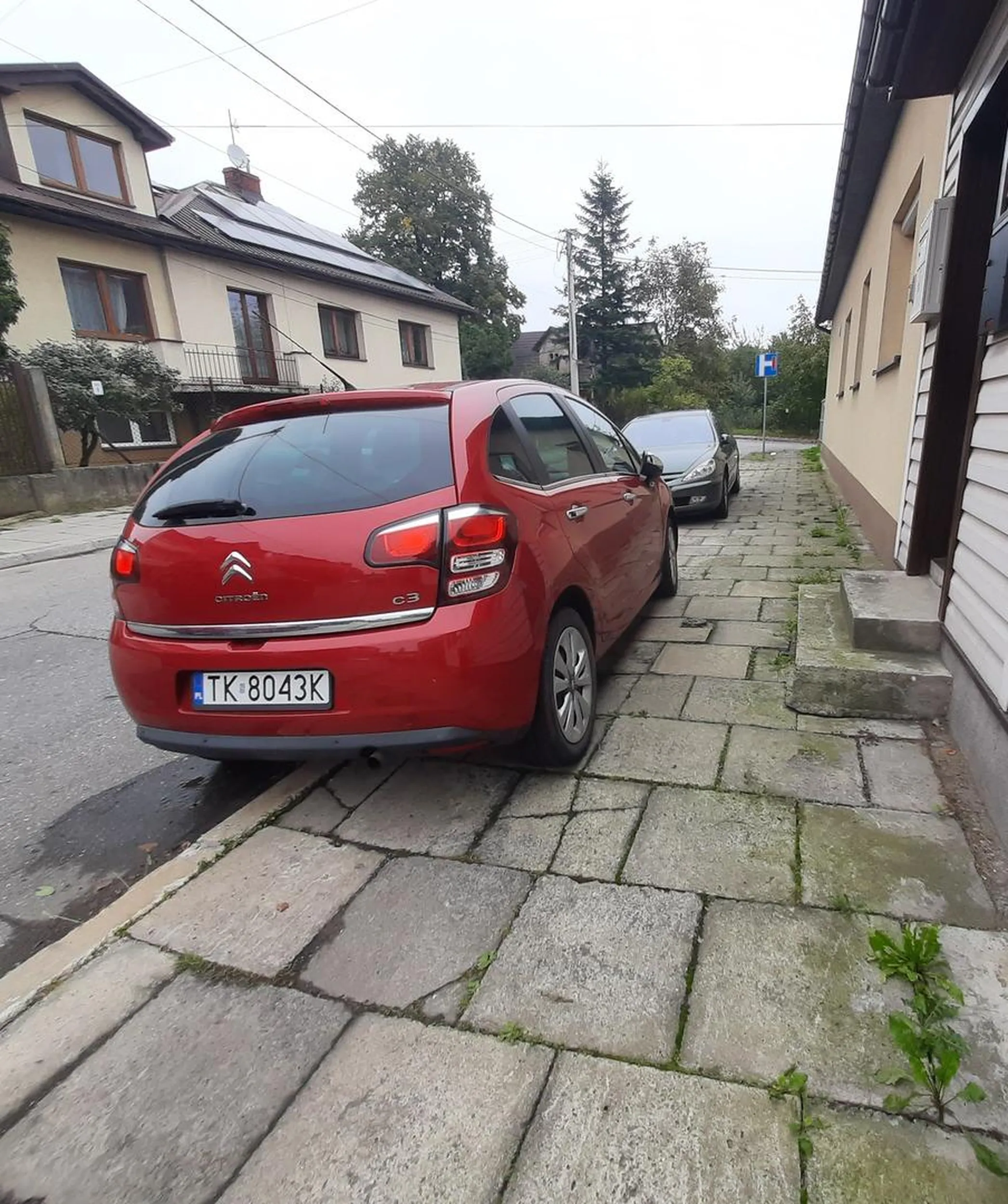 Kierowca nie zdaje sobie chyba sprawy, że w tym domu się mieszka. Przyjazd karetki pogotowia i zabranie chorego z domu, niemożliwy. Ponieważ kierowca zastawił wejście do domu. Rozumu i wyobraźni życzę, może jeszcze się pojawi.