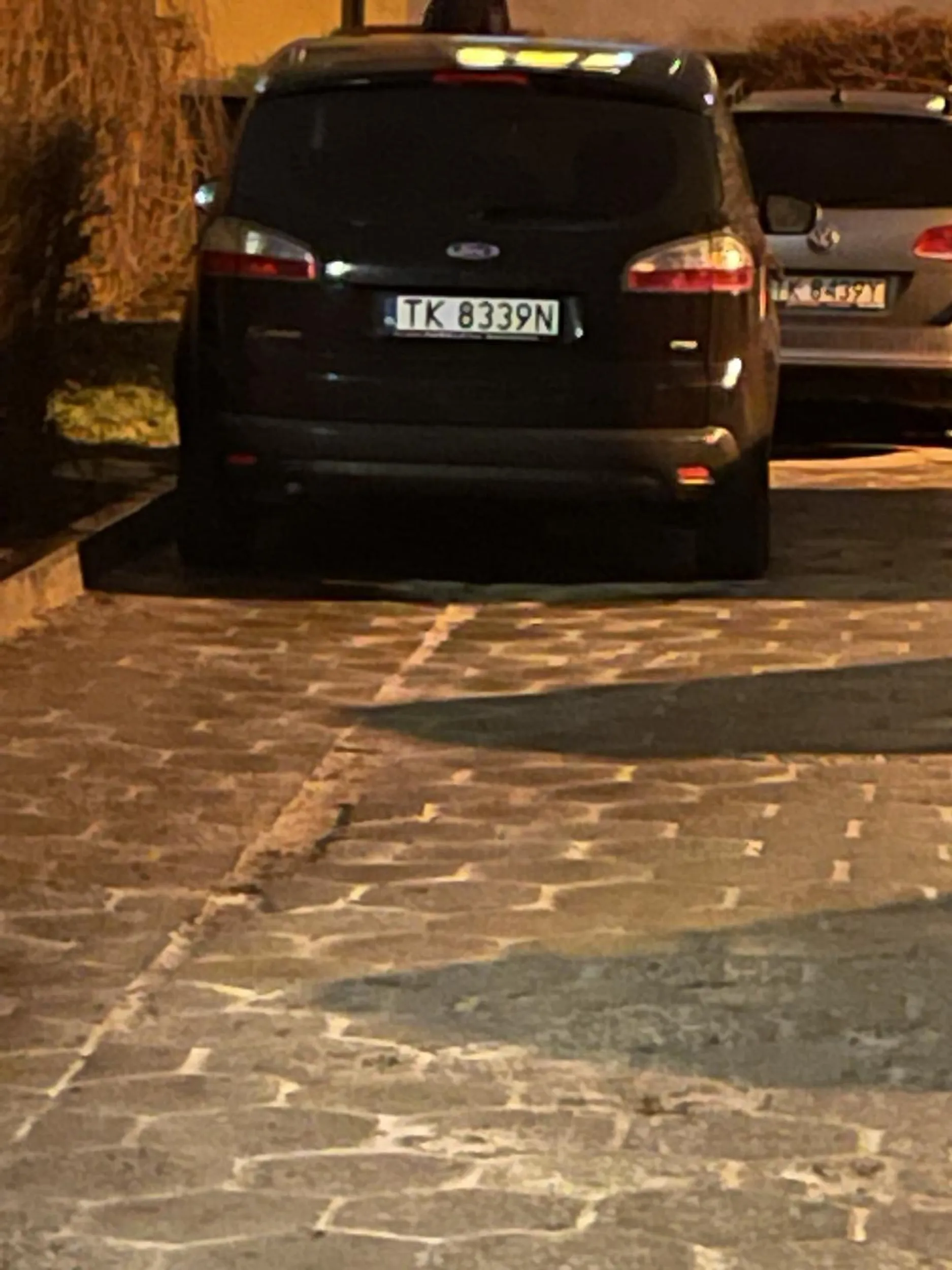 mistrz parkowania. zastawił na parkingu. brak możliwości wyjazdu. więcej wyobraźni