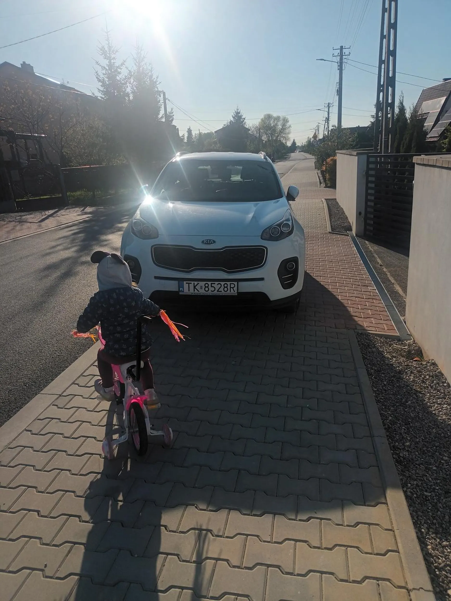 Parkowanie na chodniku. Dziecko nie miało jak przejechać.