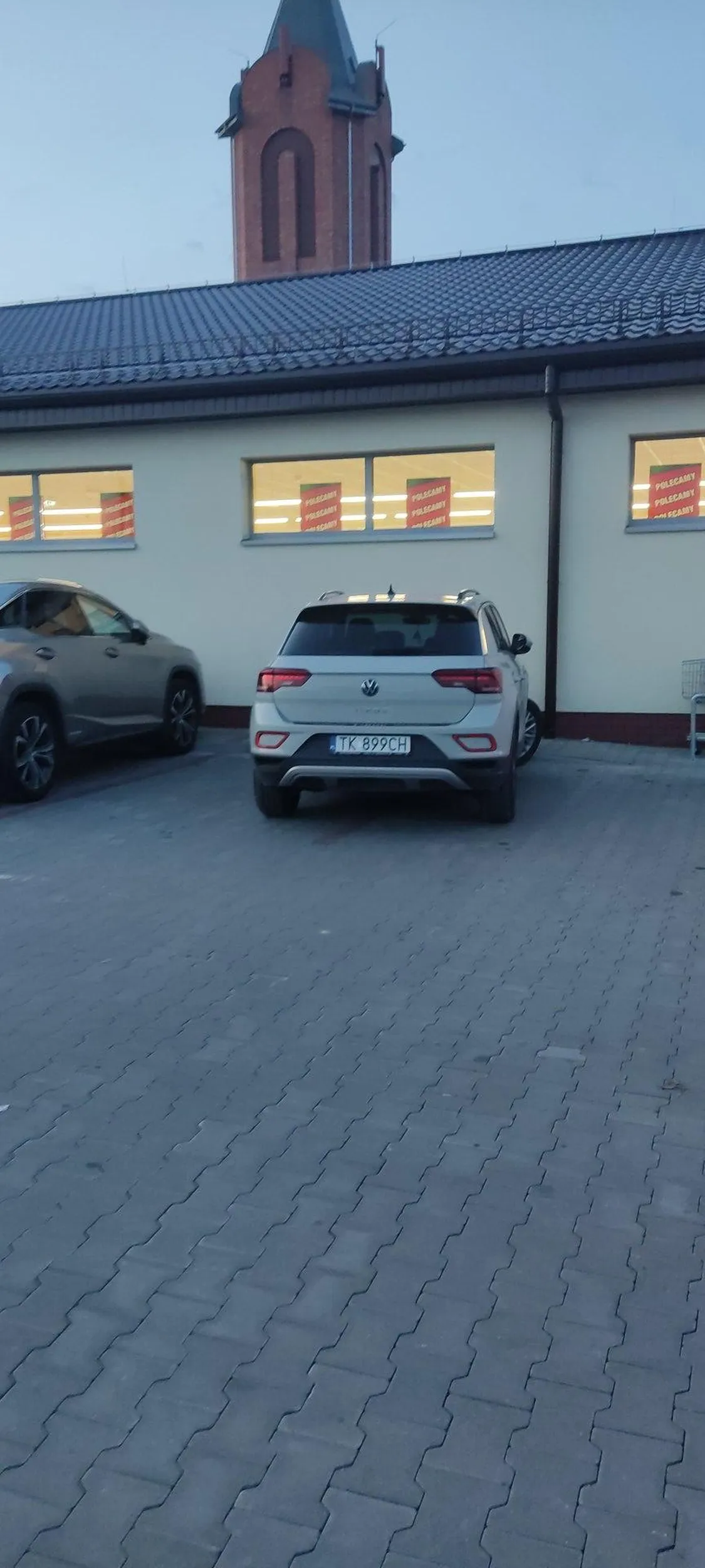 Wielmożna pani przyjechała z wiochy i nadal nie umie parkować