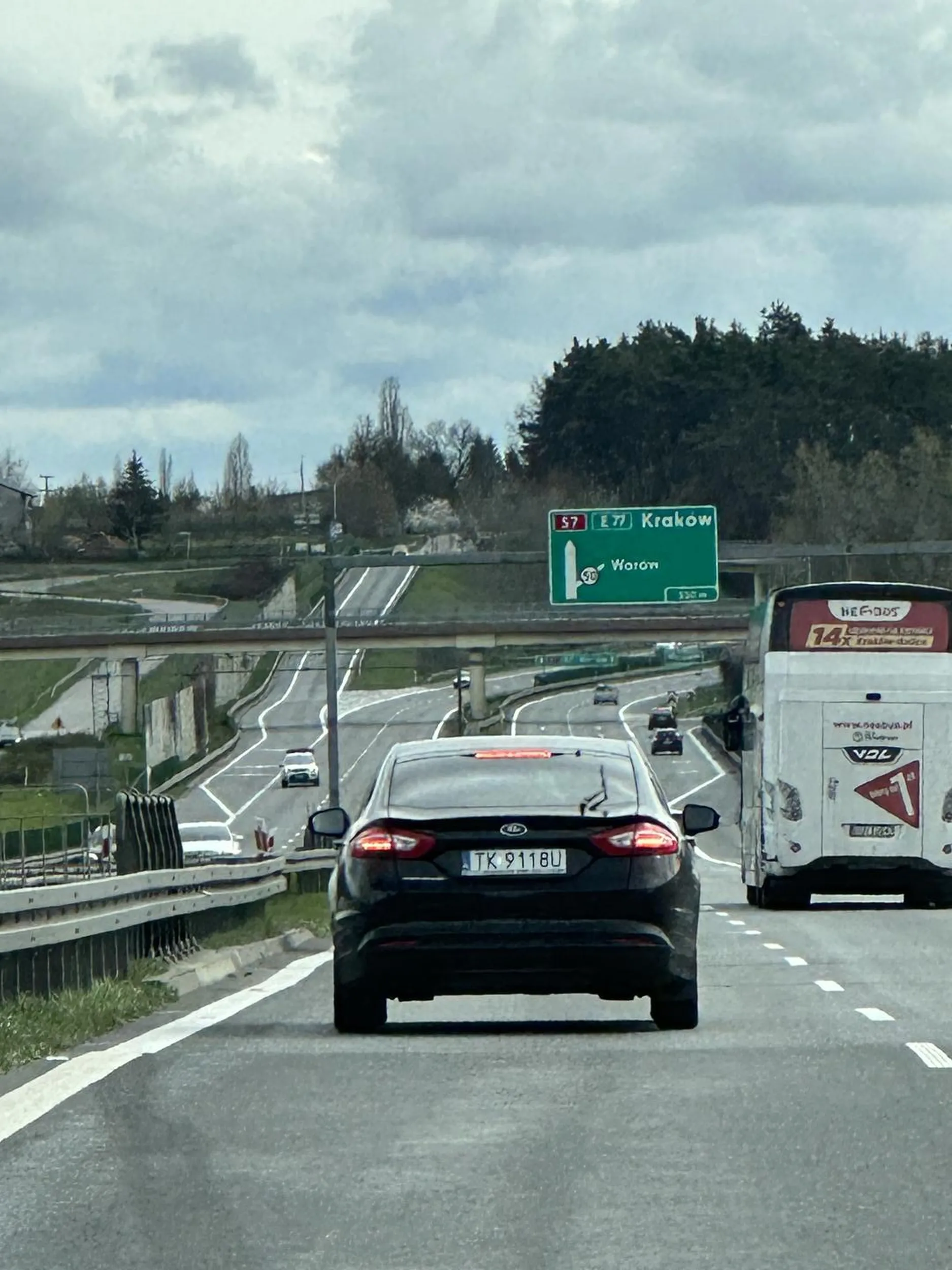 Mistrz lewego pasa,trzeba wyprzedzać po prawej bo nie zjedzie i nie sygnalizuje zmian pasa