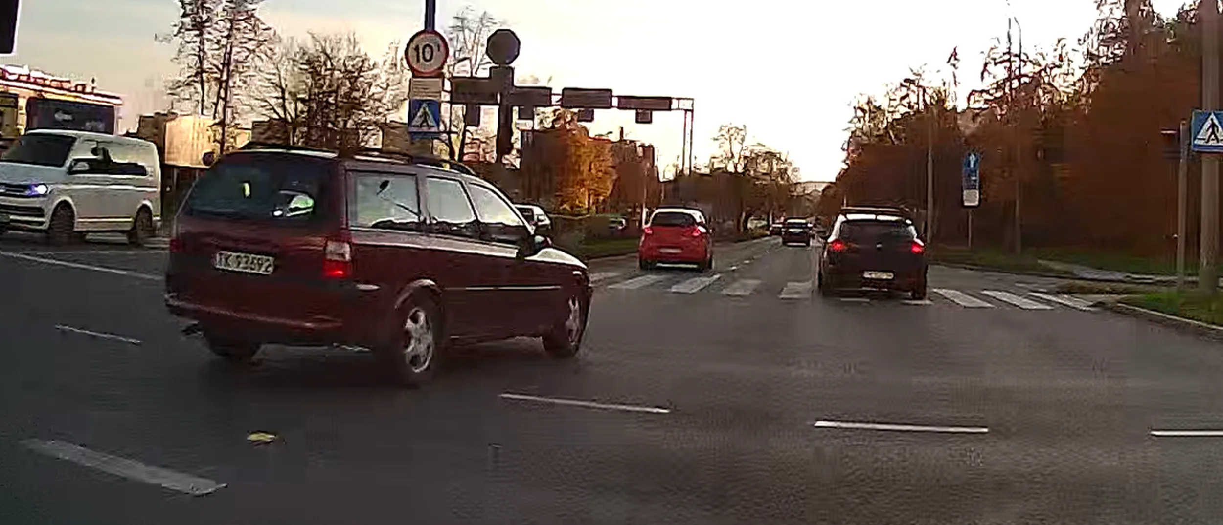 Wjazd na skrzyżowanie na czerwonym świetle prosto pod moje auto.  Prawo jazdy znalezione w chipsach.