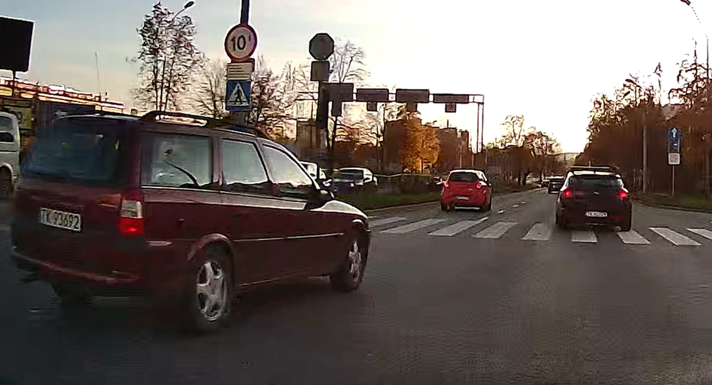 Wjazd na skrzyżowanie na czerwonym świetle prosto pod moje auto.  Prawo jazdy znalezione w chipsach.