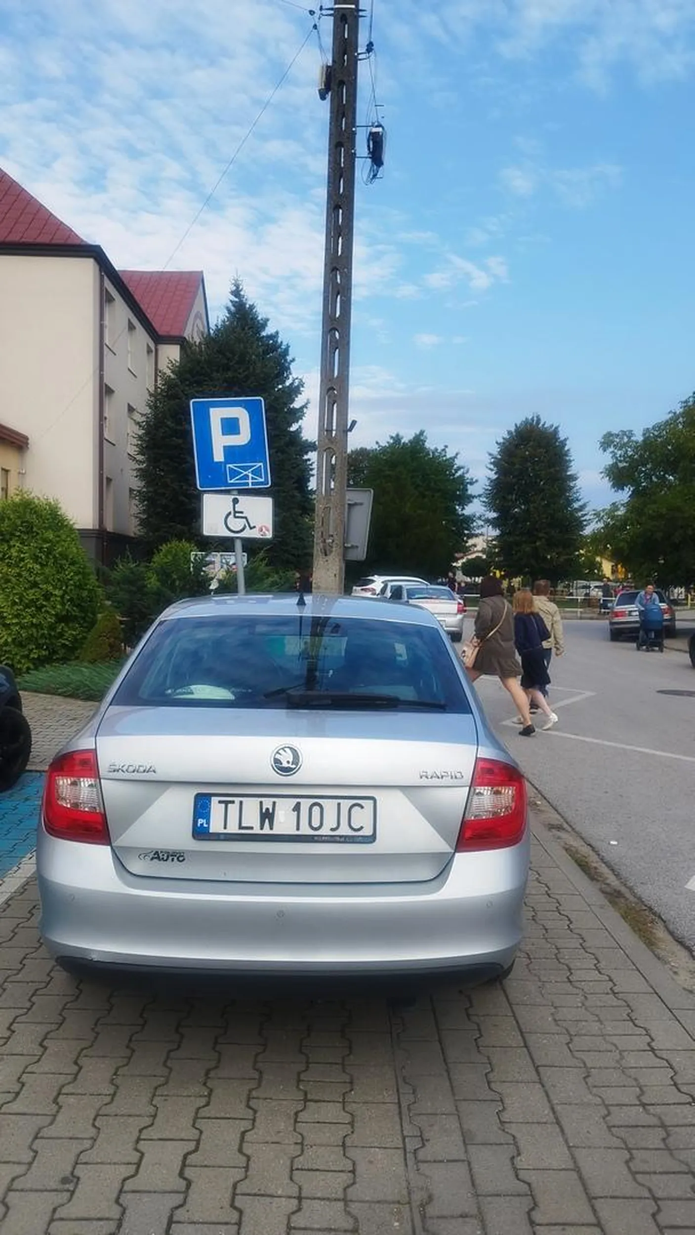 Znowu ktoś zaparkować na tym samym miejscu na chodniku i przystanku co ostatnio.