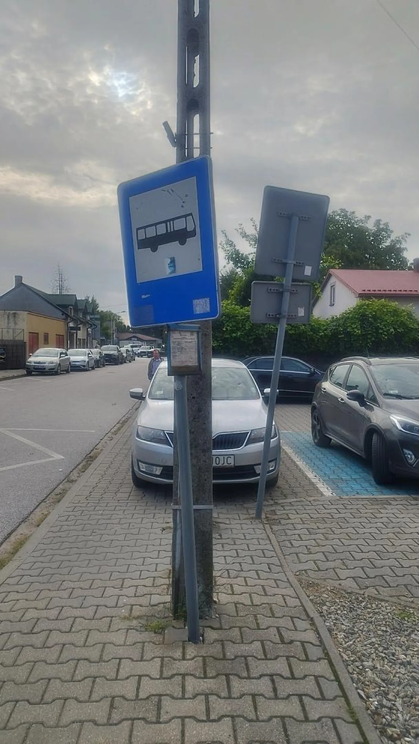 Znowu ktoś zaparkować na tym samym miejscu na chodniku i przystanku co ostatnio.