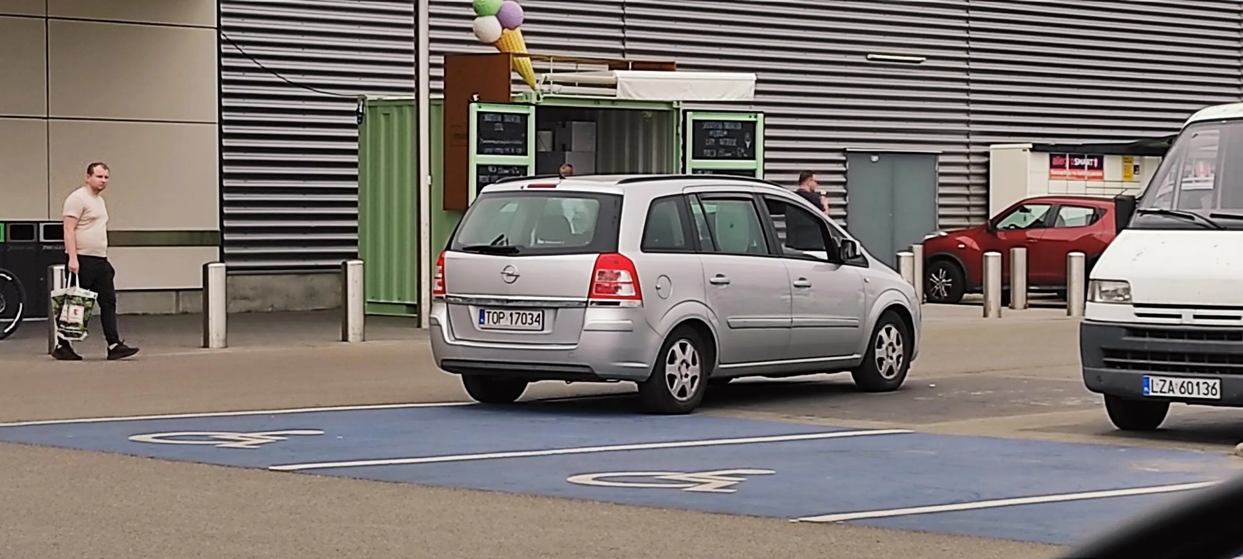 Pan w samochodzie długo się zastanawiał, czy jest niepełnosprawny czy może dzieckiem. Żadnej wkładki za szybą nie było.