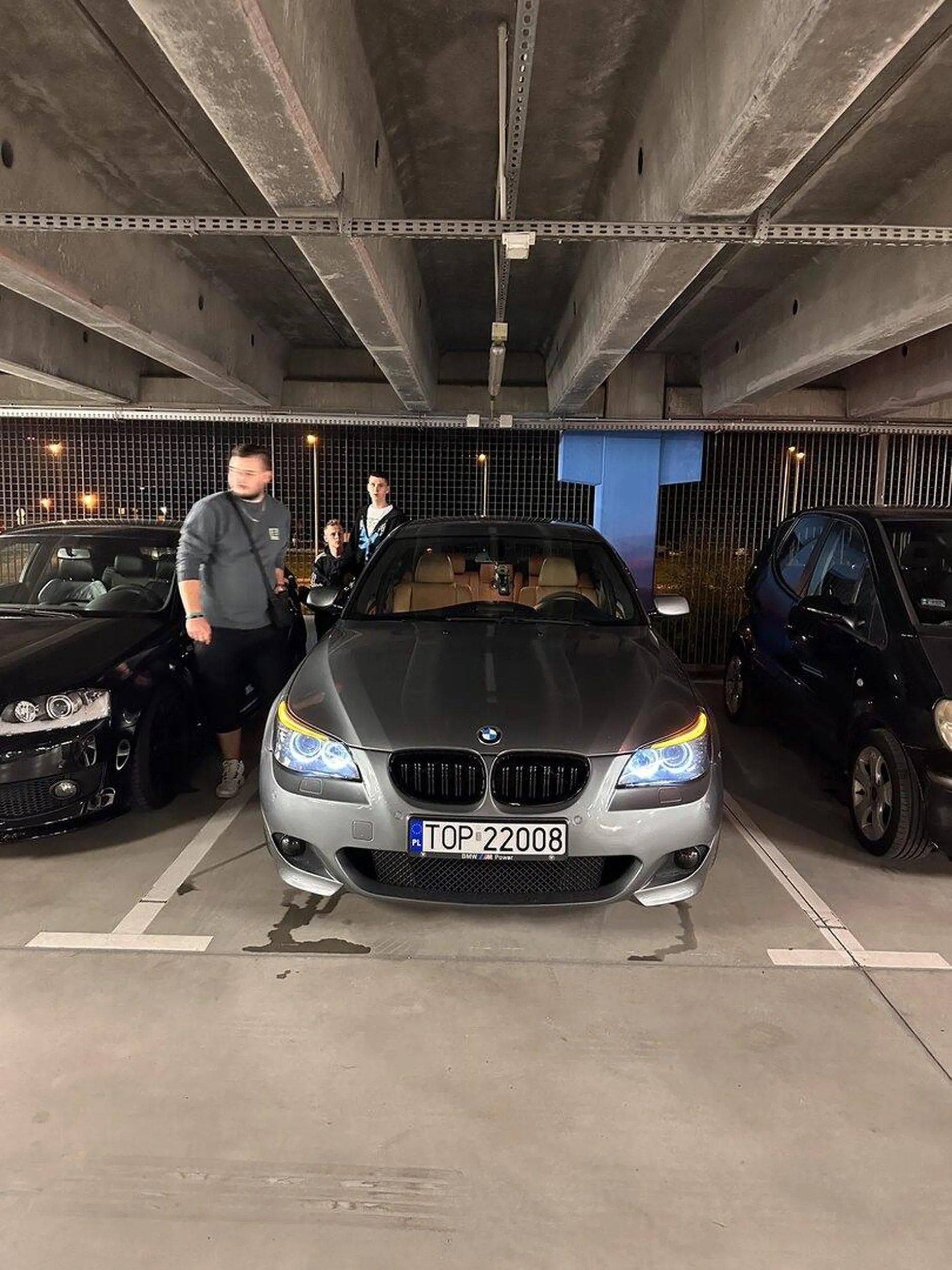 Nie polecam kierowcy, wyprzedza na podwójnej ciągłej, na pasach, walk długimi i zajeżdża drogę, potem wychodzi i klepie po dupie i mówi, że to za Rytel.