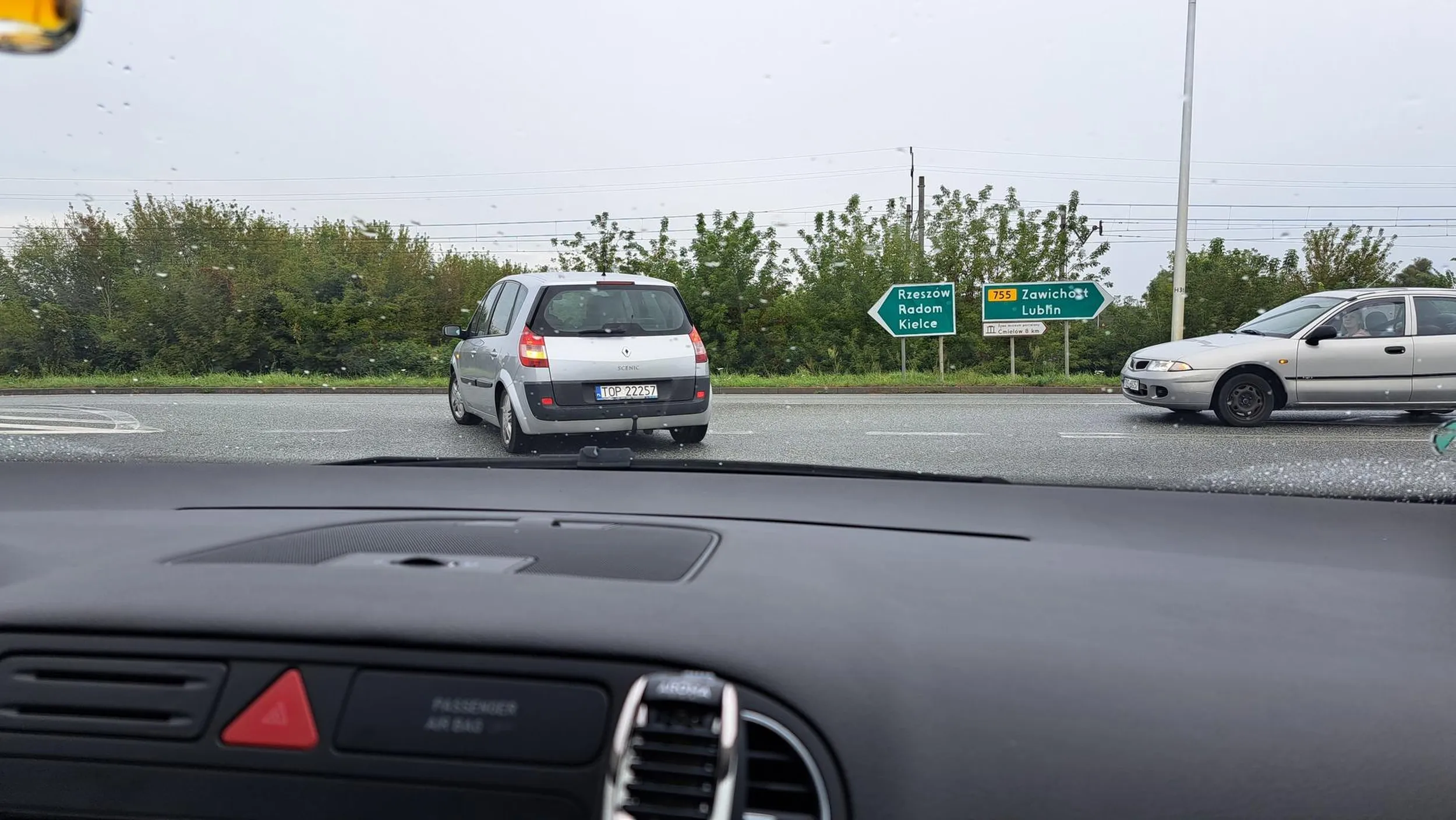 Ten kierowca stwarza zagrożenie dla wszystkich uczestników ruchu drogowego! 5 minut stał na wyjeździe z wiaduktu przy drodze wojewódzkiej, by wymusić pierwszeństwo na kierowcy skręcającemu na wiaduktu z drogi wojewódzkiej. Po wymuszeniu pierwszeństwa, kieyjacy zatrzymał pojazd na czas powyżej minuty na środku krzyżowania w trakcie manewru skrętu w lewo. W załączeniu zdjęcie z zdarzenia.