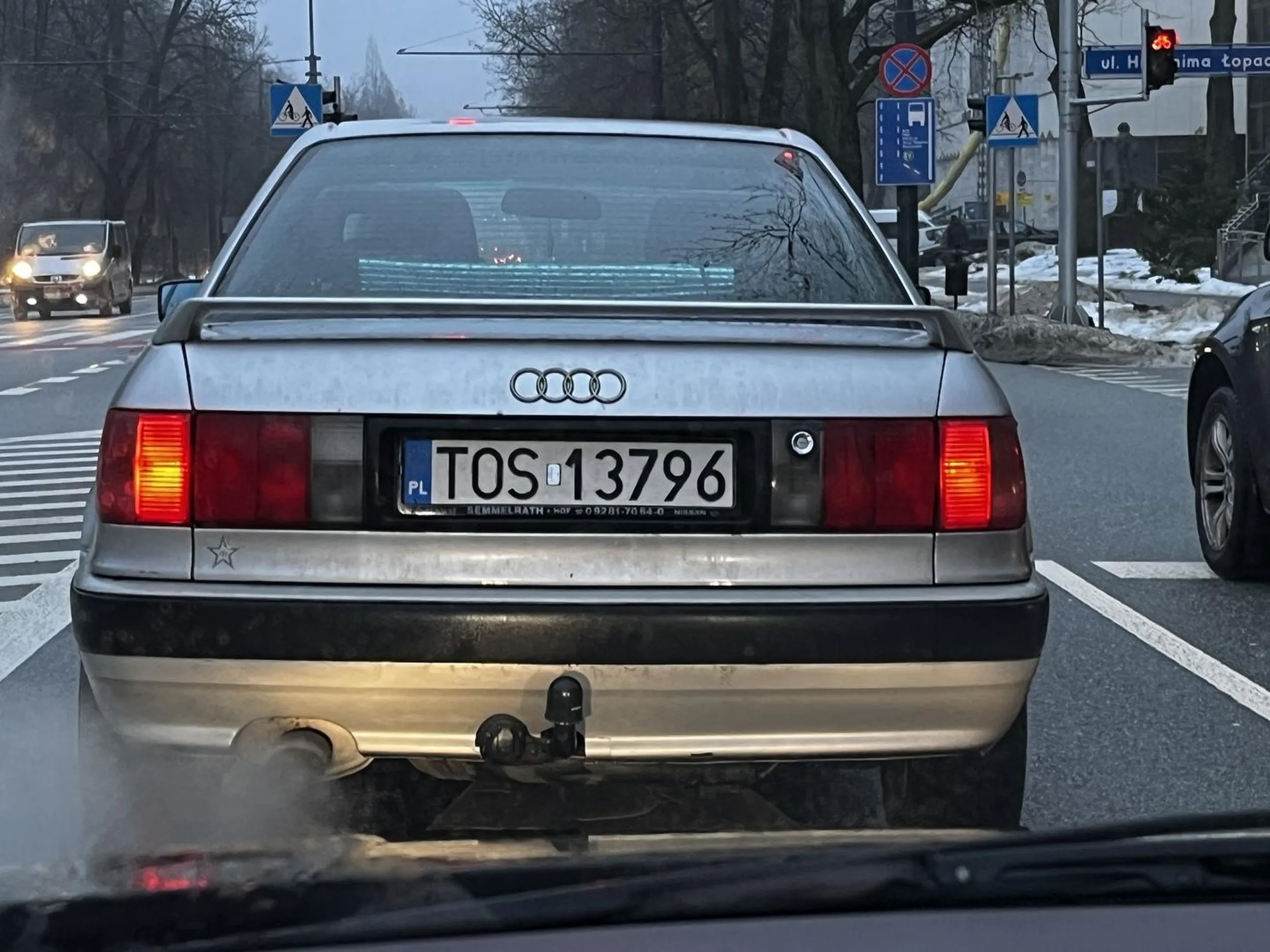 Dziękuję, że nie jesteś z Lublina, w Lublinie mamy tylko kulturalnych ludzi na drogach, którzy dziękują jak ich wpuszczą w korek. Facet po prostu bezczelnie wjechał i nawet nie mrugnął światłami.