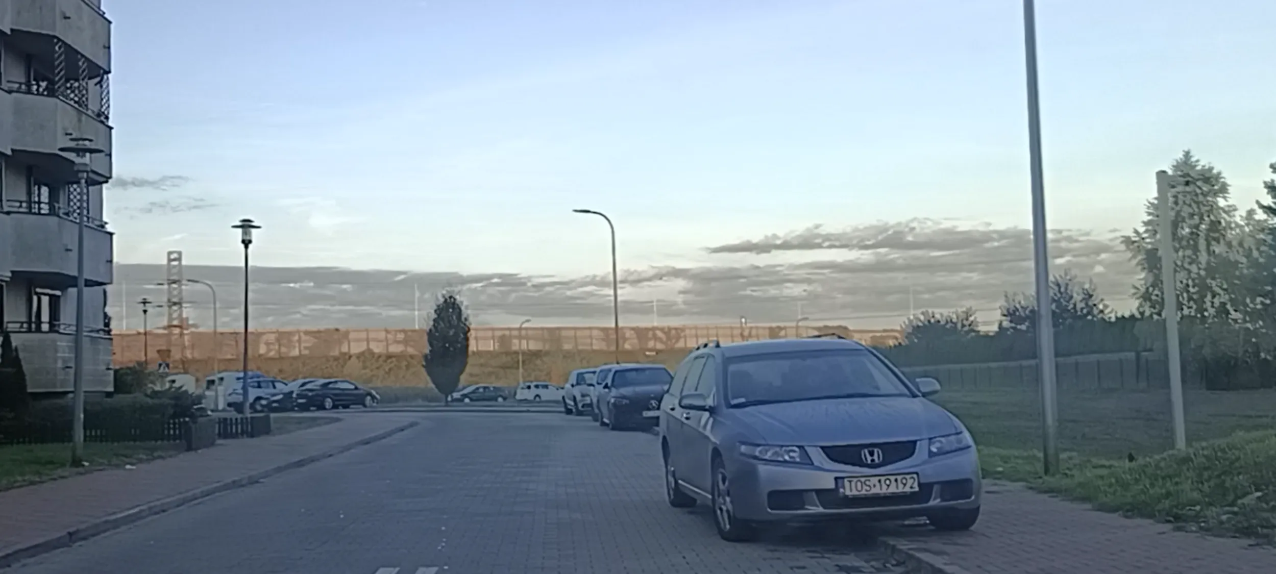 Tu nie wolno parkować a na chodniku tym bardziej.