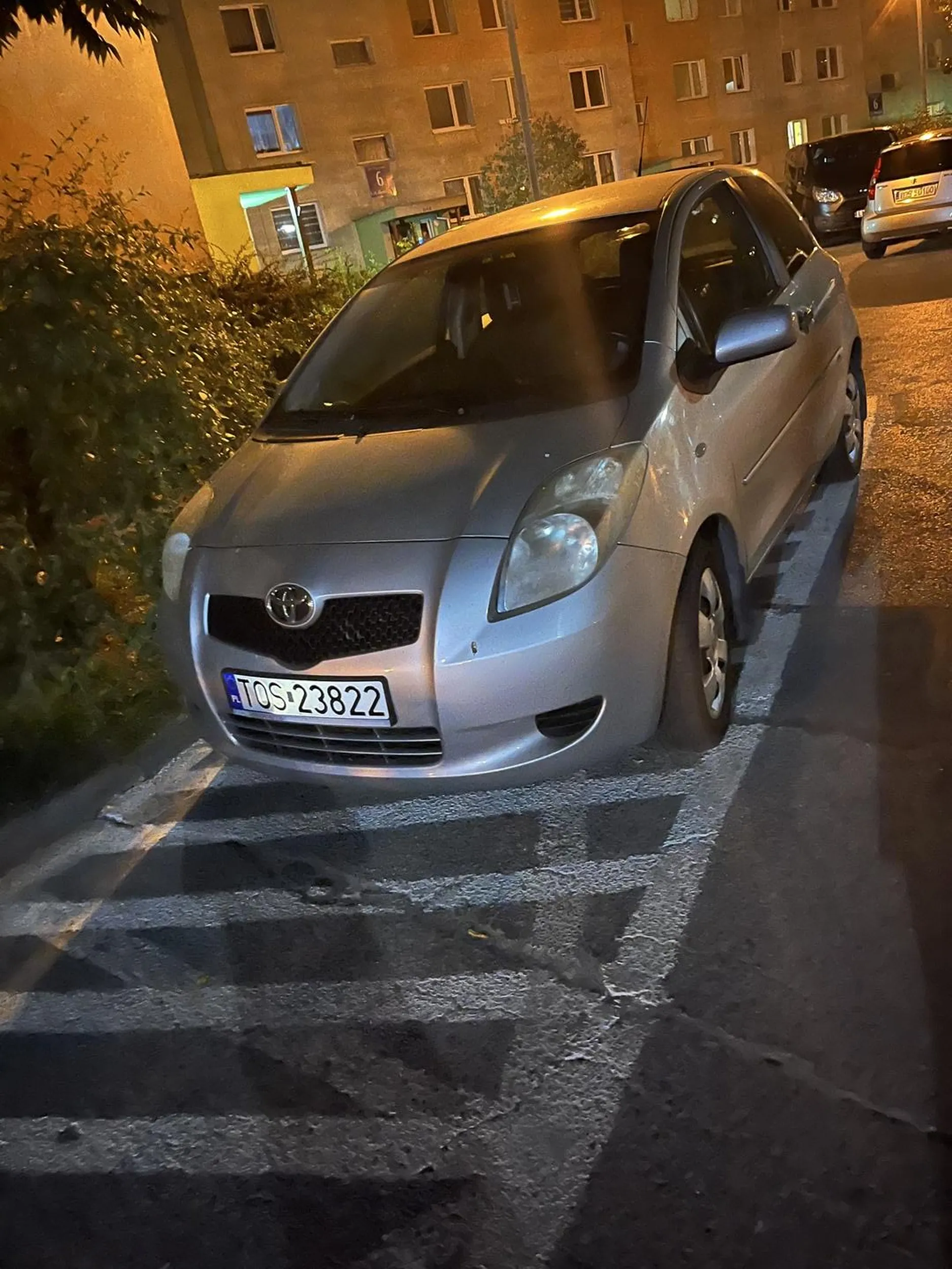 Samochód stoi na zakazie