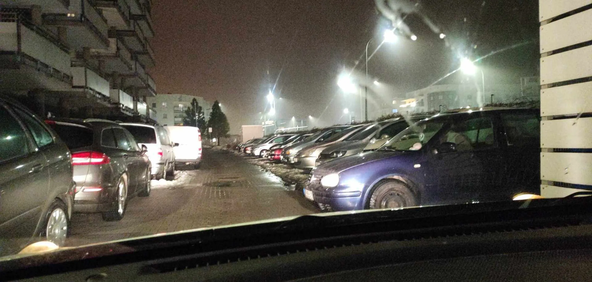 Nie parkuj jeśli wystajesz poza linię innych aut na parkingu. Następnym razem odśnież sobie miejsce a nie blokujesz przejazd do bramy parkingowej:)