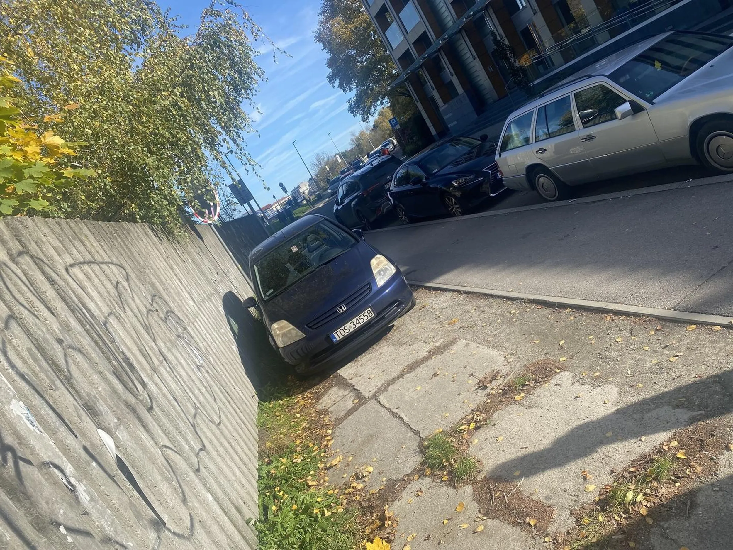 Jazda wzdłuż po chodniku, parkowanie w miejscu niedozwolonym nie przy osi jezdni