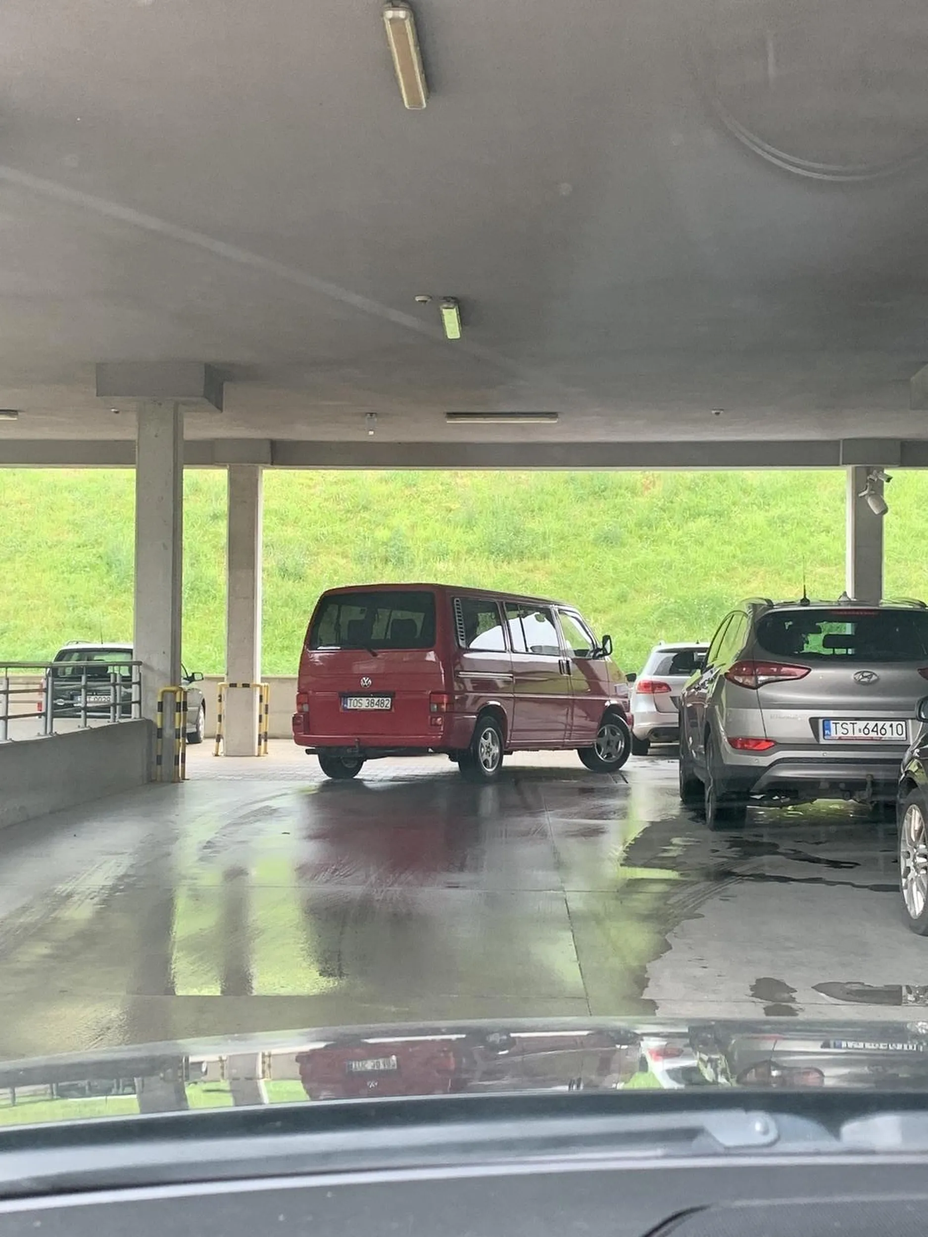 Zajebiste parkowanie, zastawiony przejazd, że nie da się przejechać. Nie pozdrawiam.